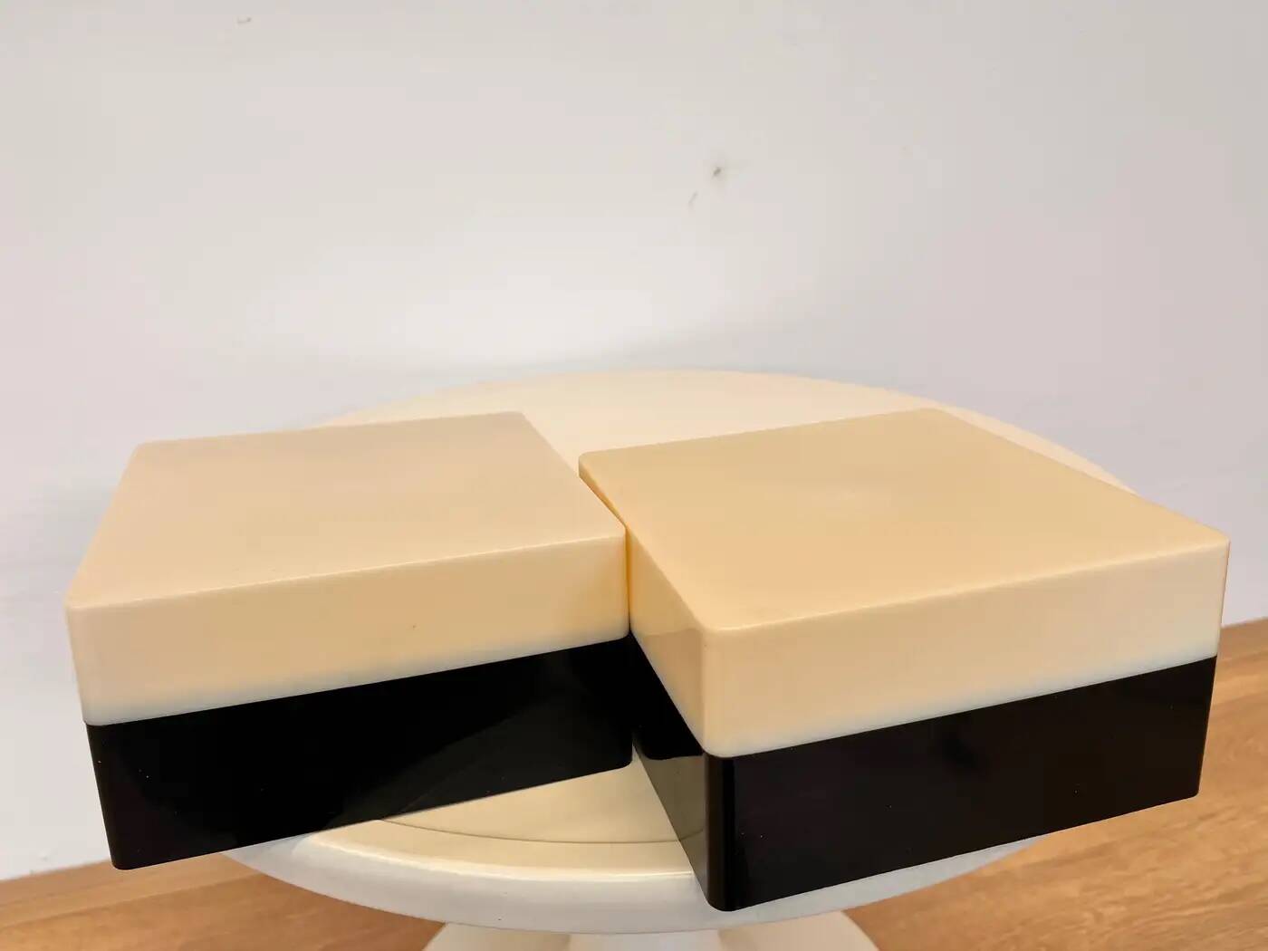 Paire de lampes murales ou plafonniers/flushmounts de design midcentury par Erco, années 1970.