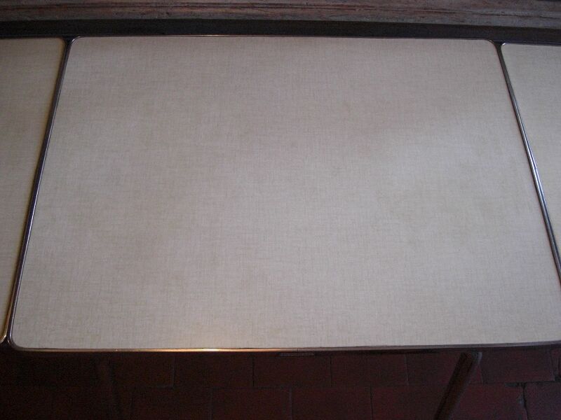 Pivoteau in formica kitchen set