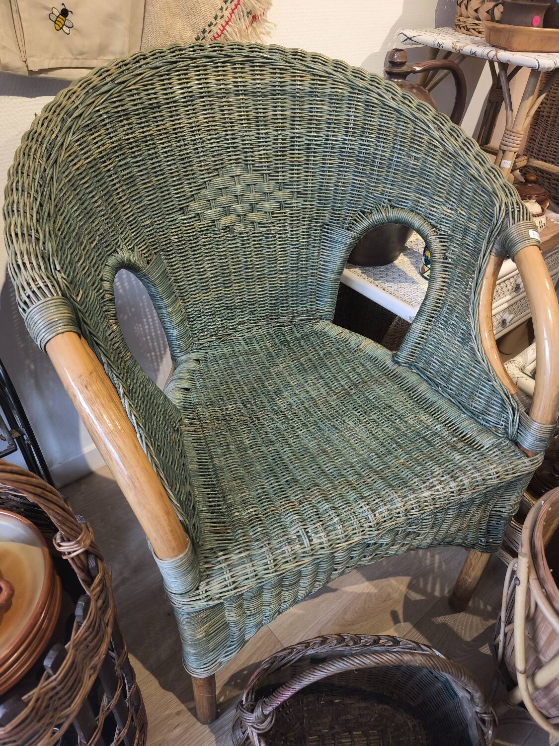 Fauteuil en osier bleu
