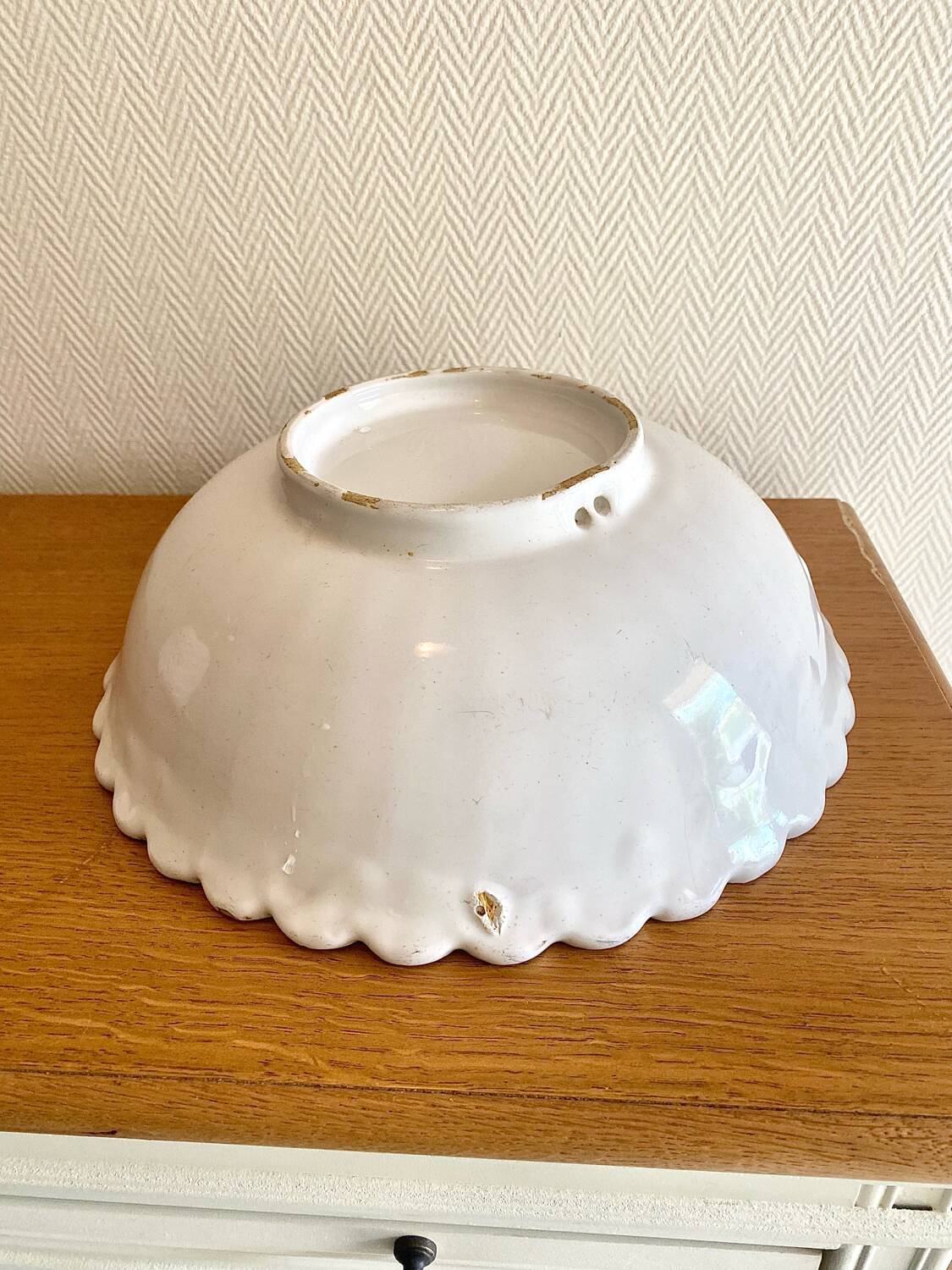 Ancien plat creux en faïence blanche godronnée XIXeme