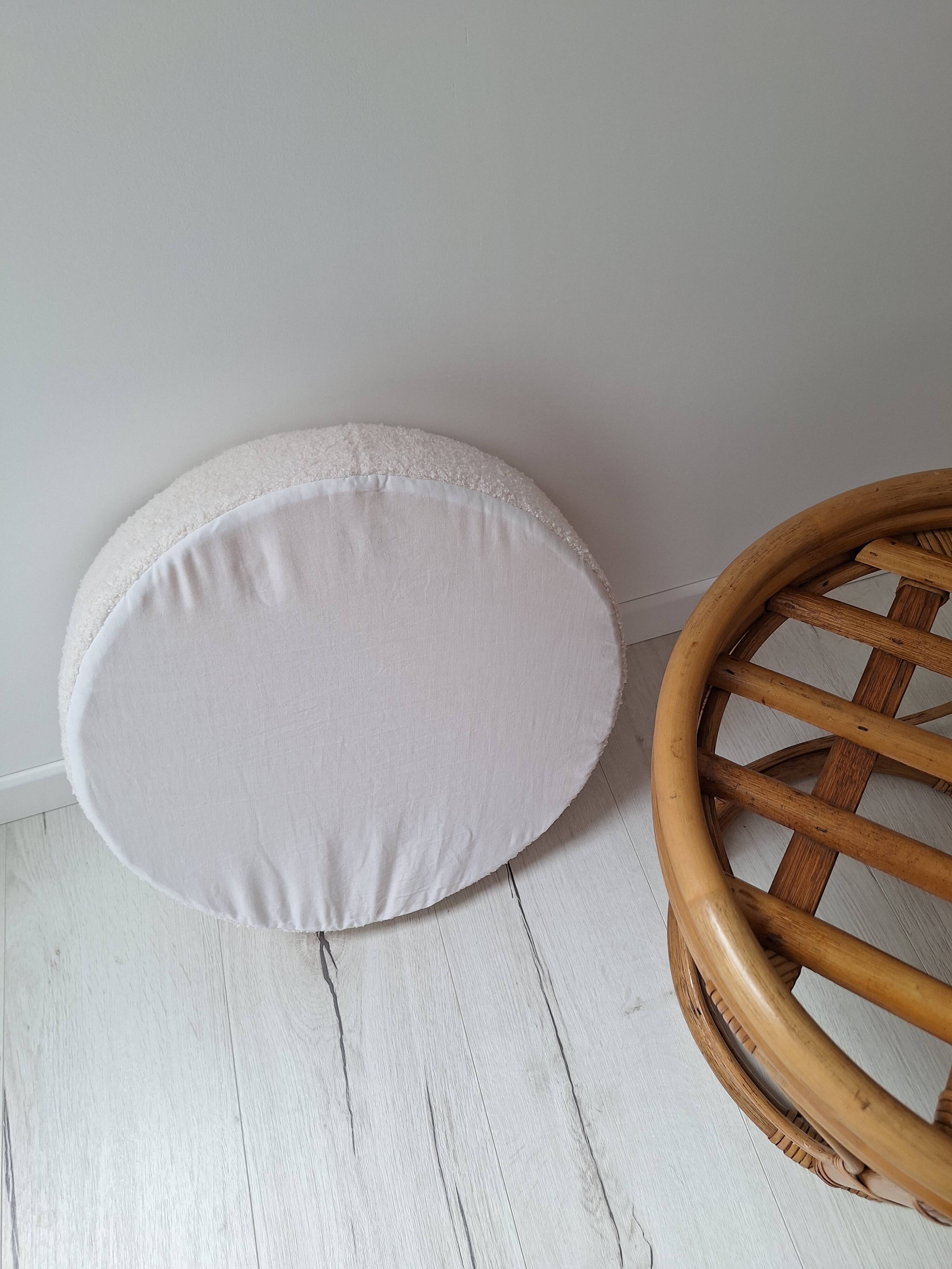 Pouf en rotin et tissu bouclette