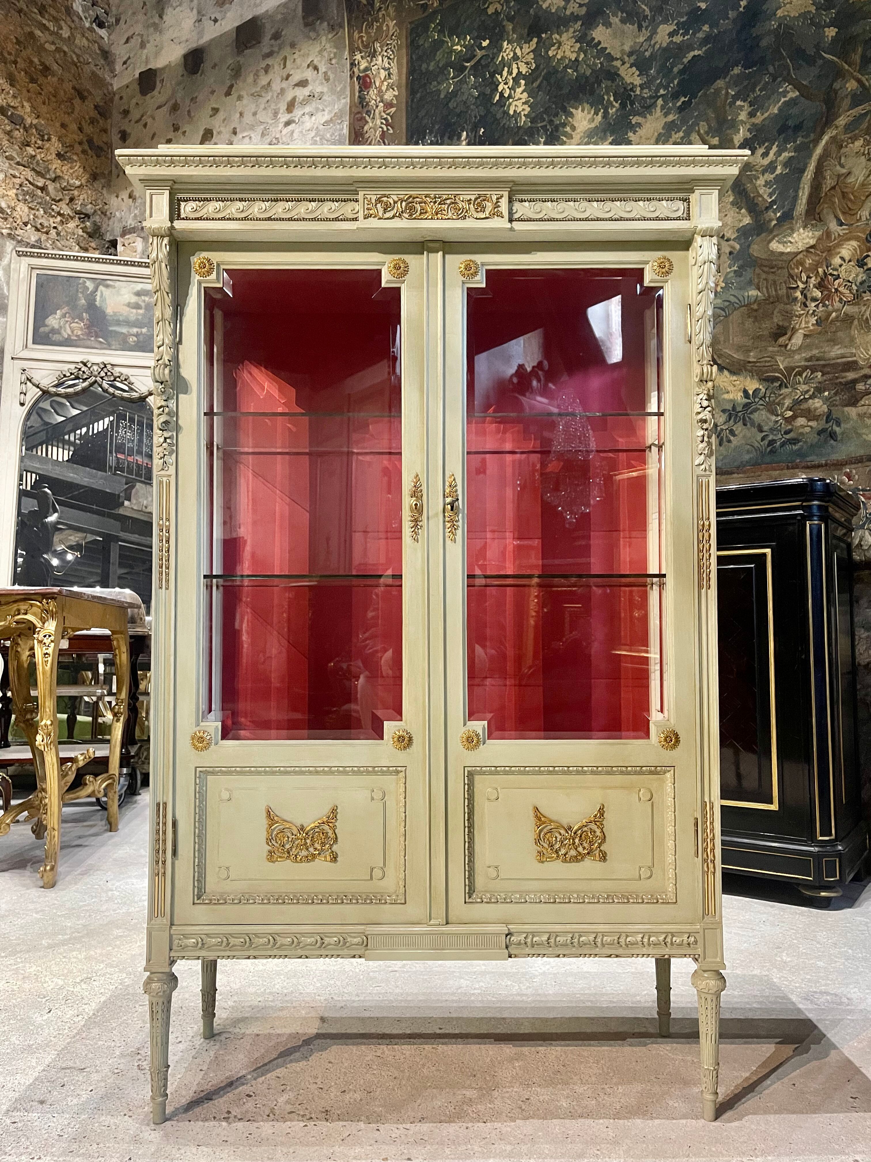 Vitrine de style louis xvi en bois rechampie et bronzes dorés d’époque napoléon iii