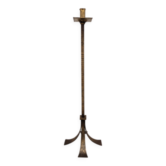 Brutalist floor candle holder in hammered gold steel, Belgium circa 1970.