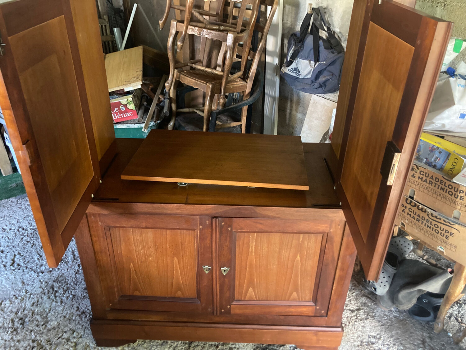 Cherry wood tv stand 1 m50 high by 1m wide
