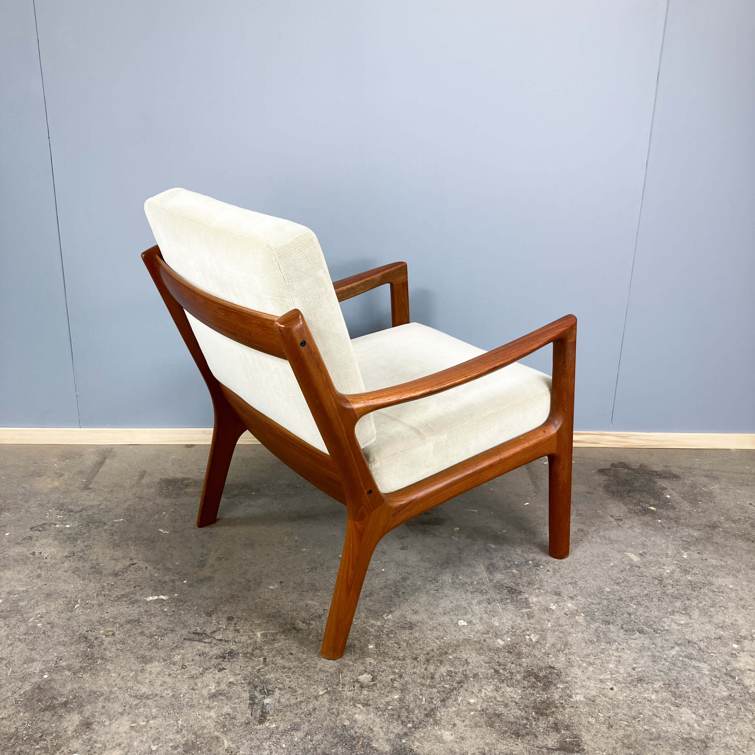 Fauteuil sénateur par Ole Wanscher pour France et Søn, teck et velours, années 1960.