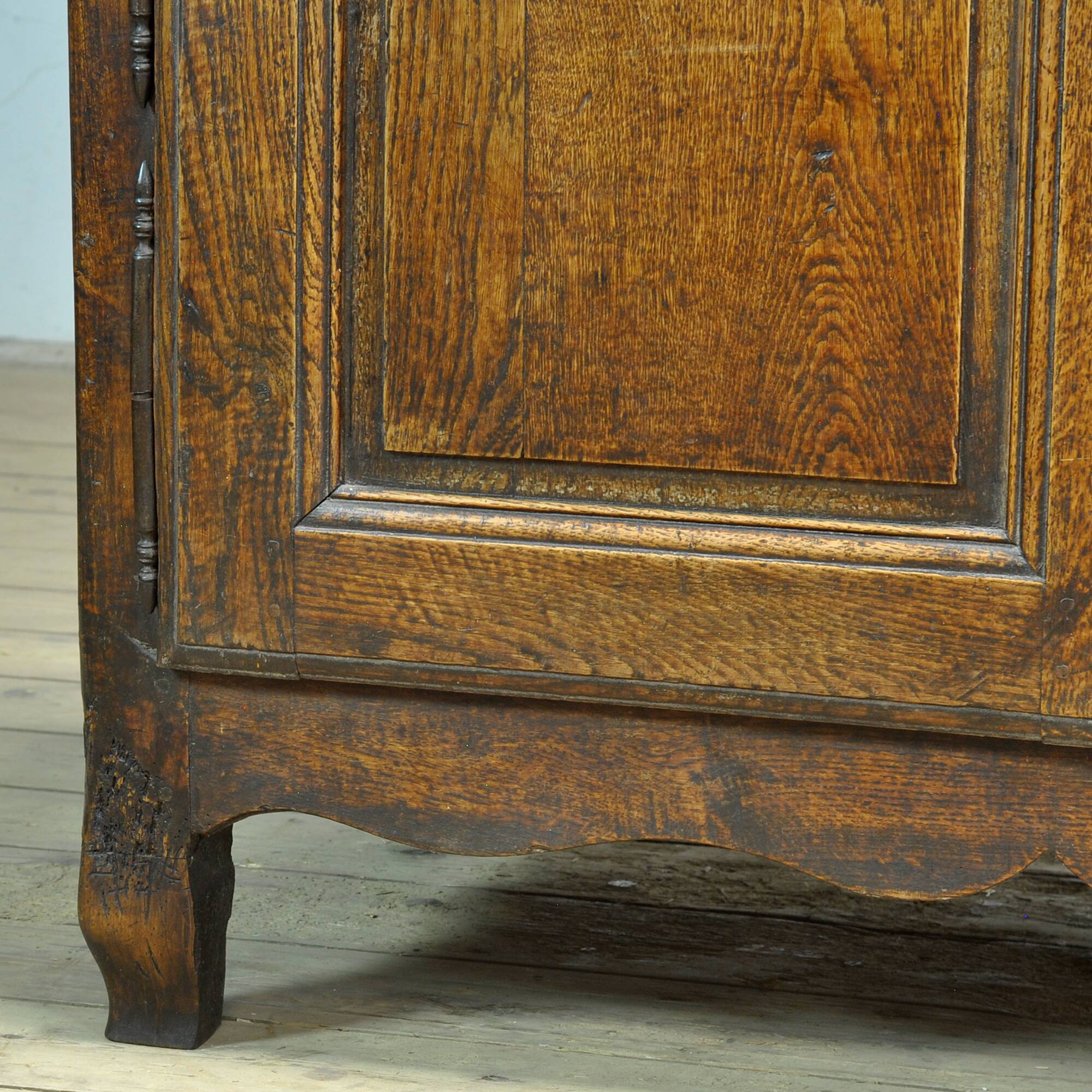 Cabinet en chêne Louis XV, vers 1750