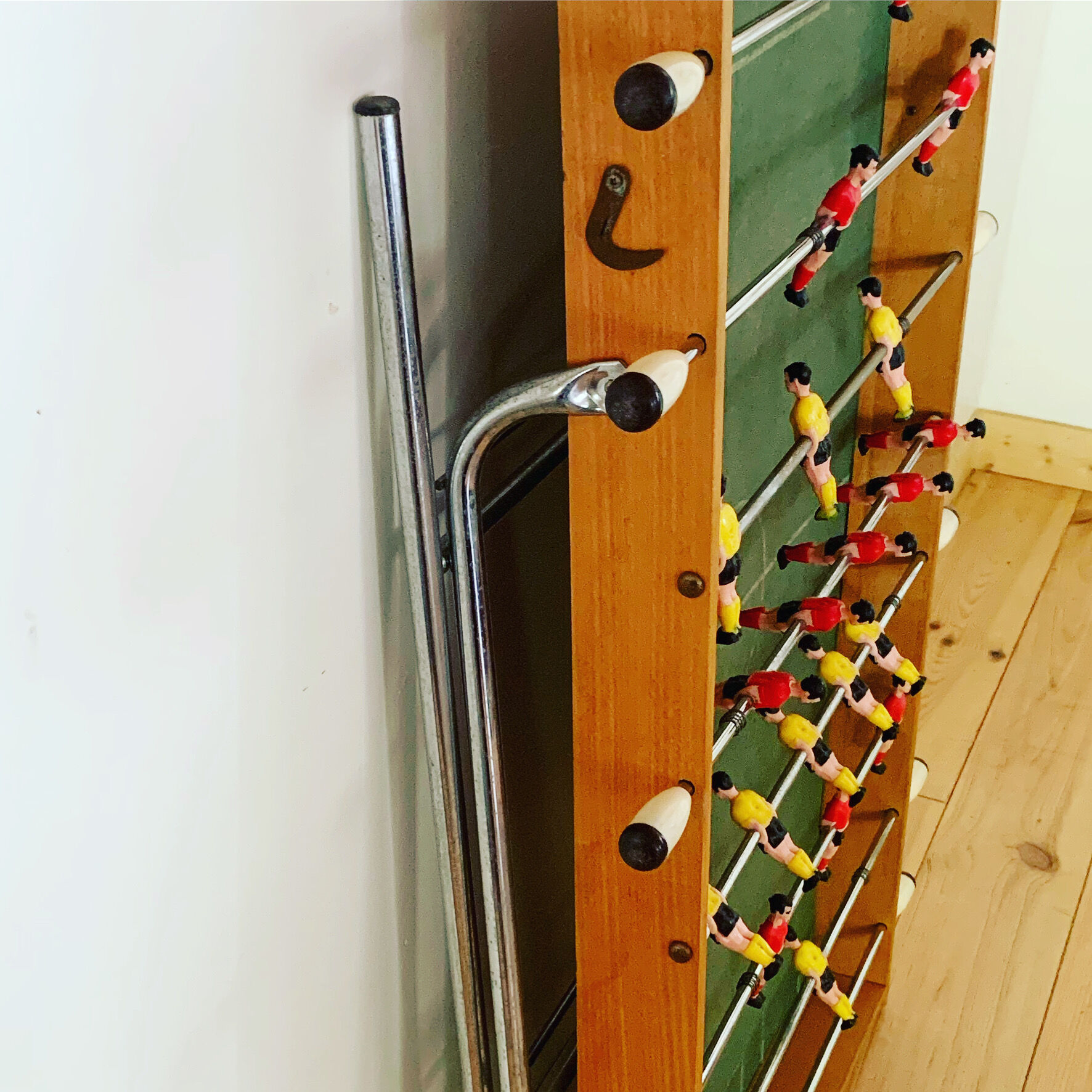 Foldable vintage table football