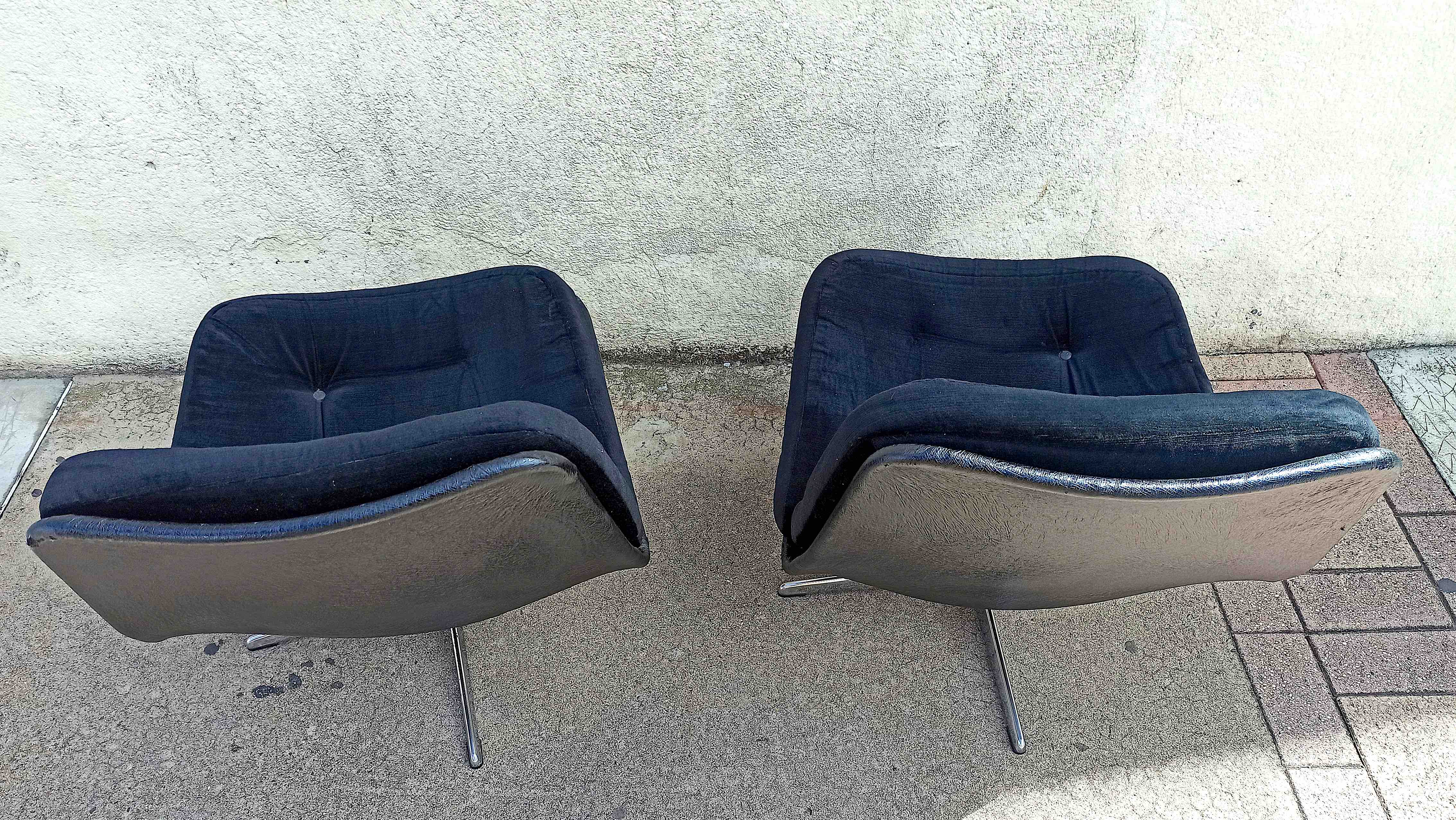Paire de chauffeuses années 70 velours et skaï