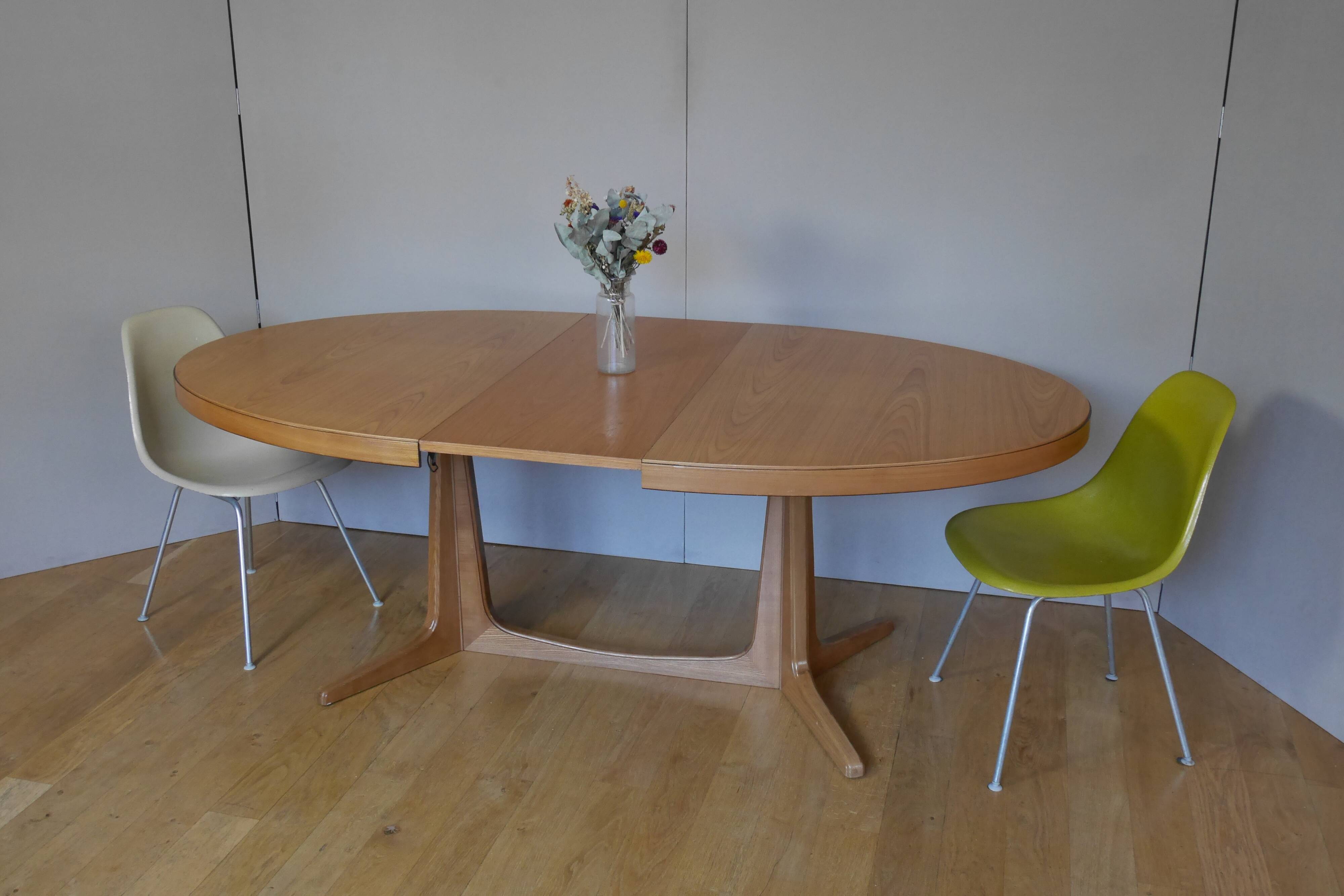 Oak oval table with extension cords
