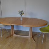 Oak oval table with extension cords