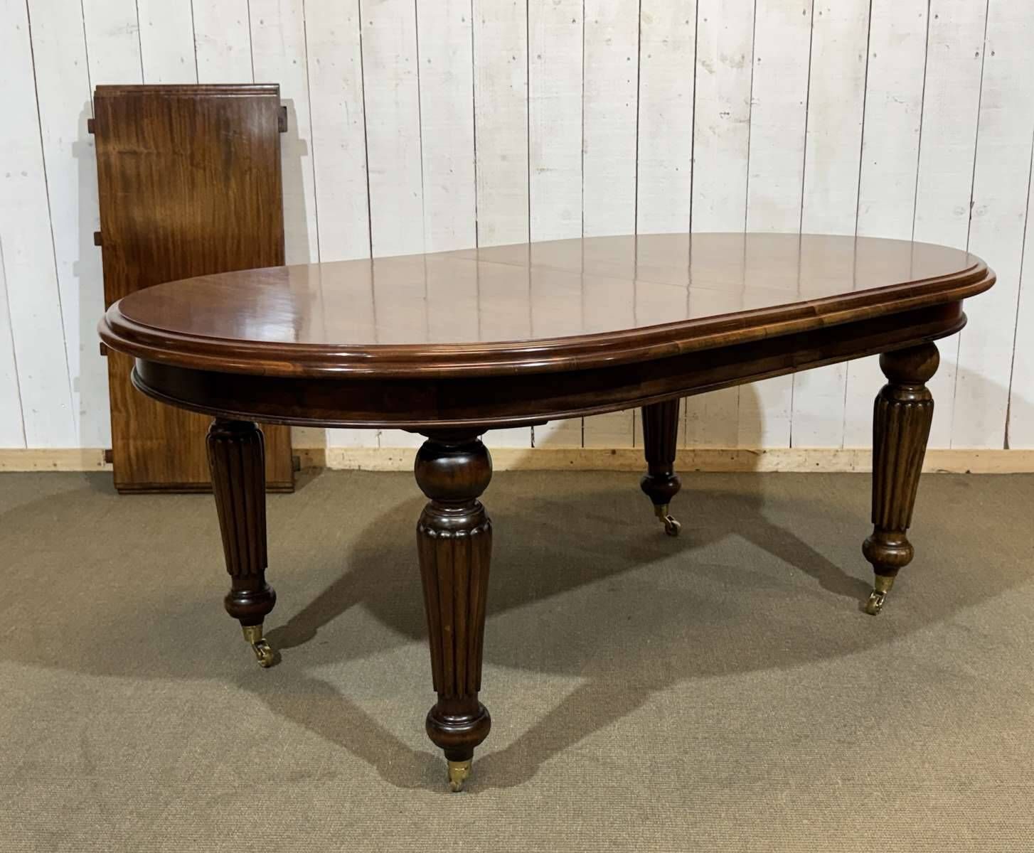 Victorian style oval mahogany table with 1 extension.