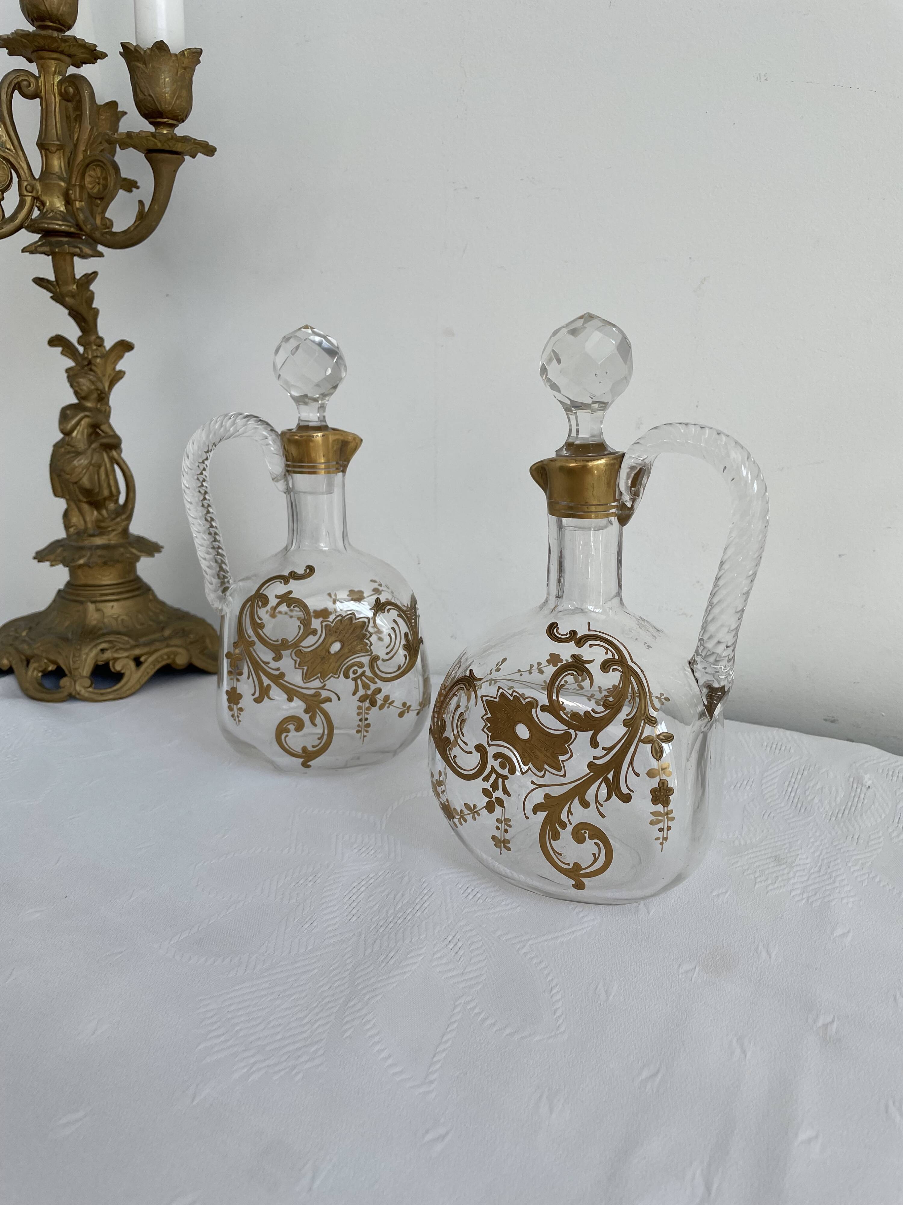 Paire de carafes Cristallerie Baccarat cristal blanc peint à l'or fin, Art Nouveau, 1900