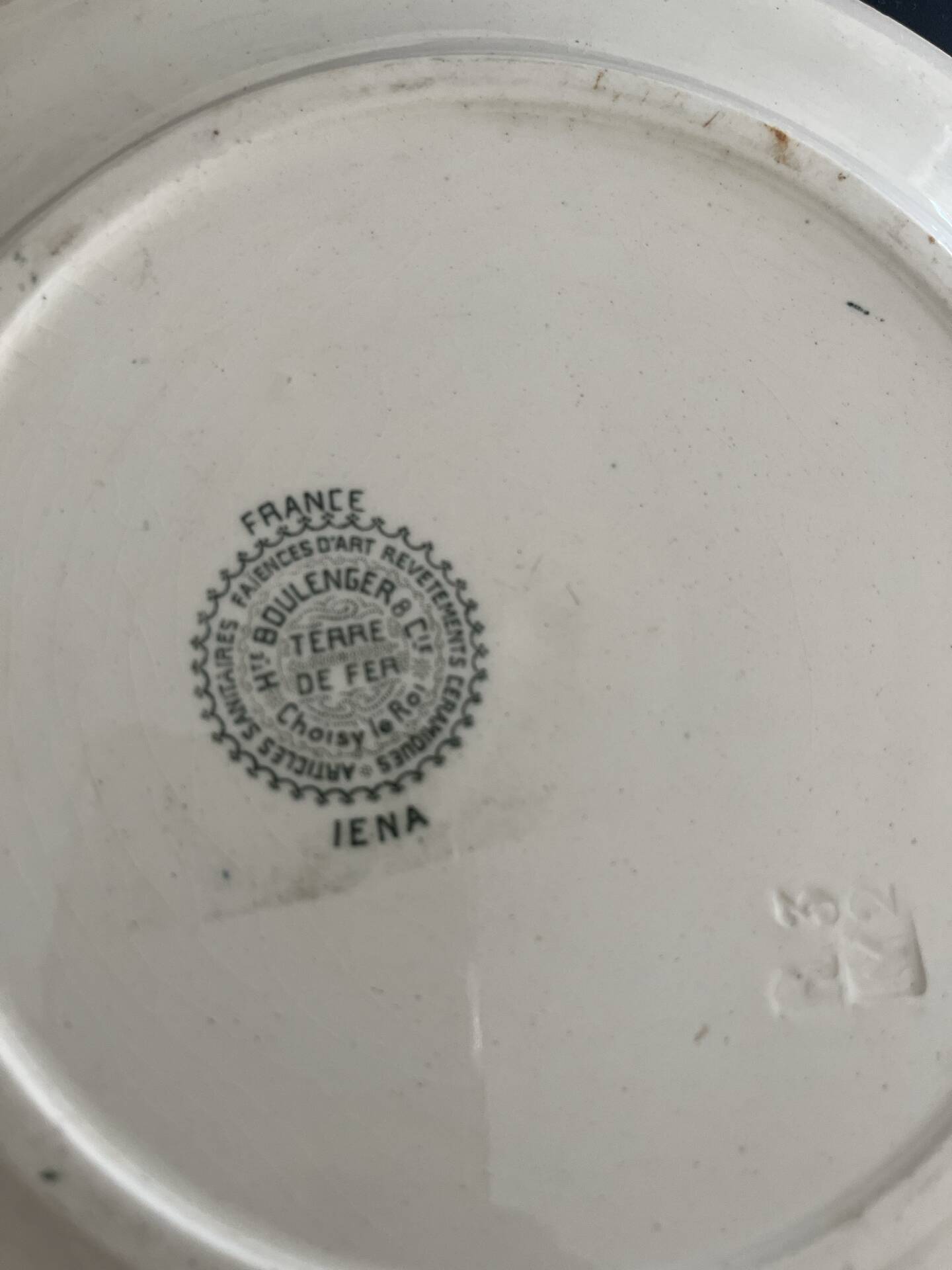 Set of 8 flat plates made of ironstone.