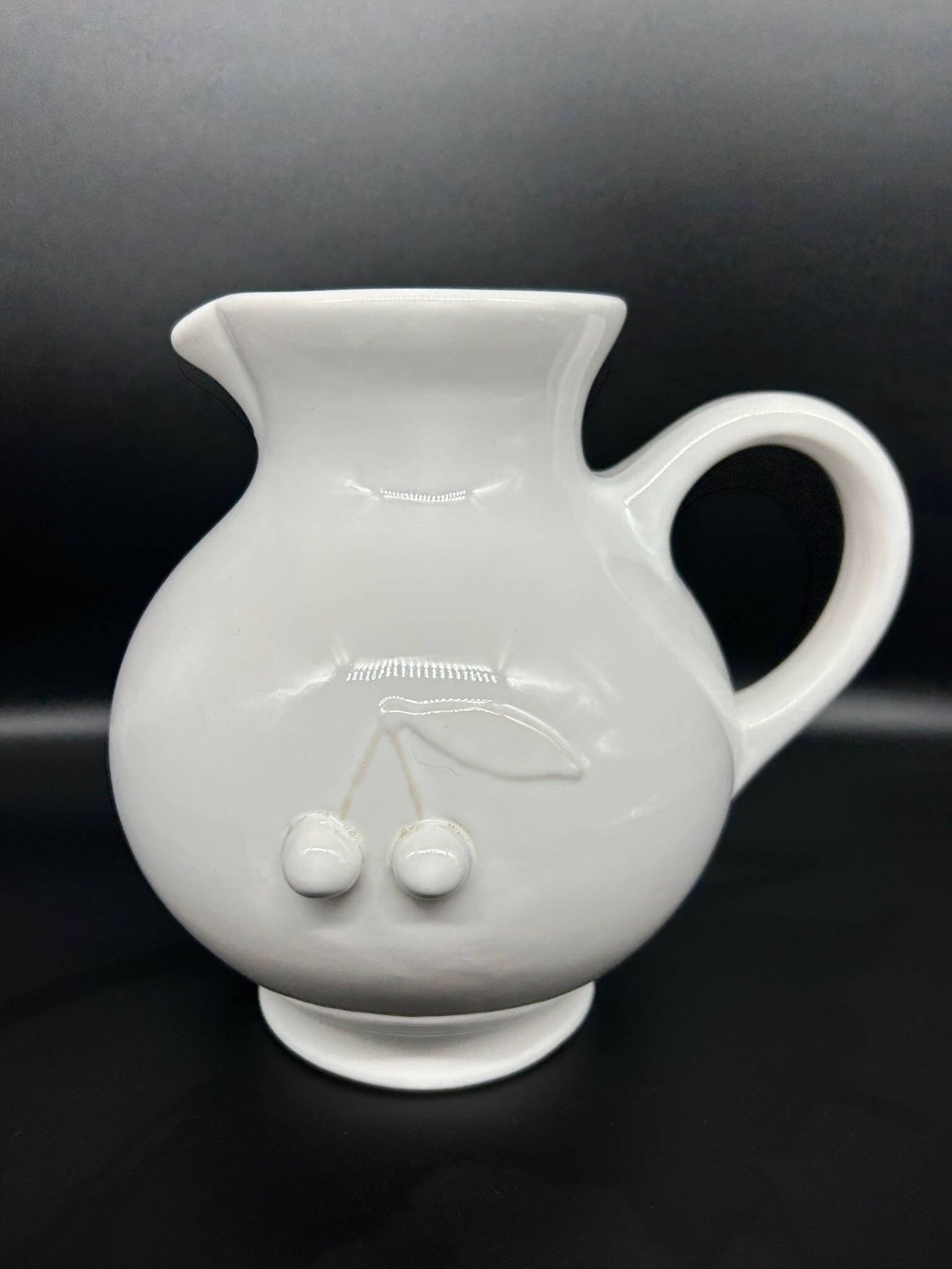 pichet en faience blanche cerise