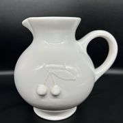 pichet en faience blanche cerise