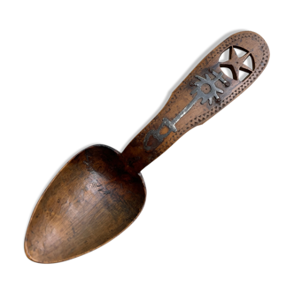 Cuillère de mariage bretonne en bois datant de 1850