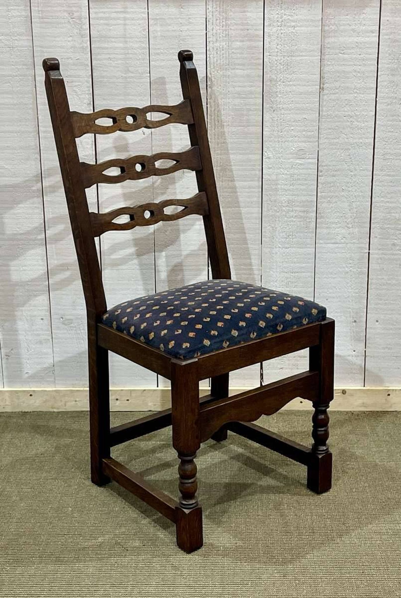 Suite de 6 chaises anglaises 19ème en chêne