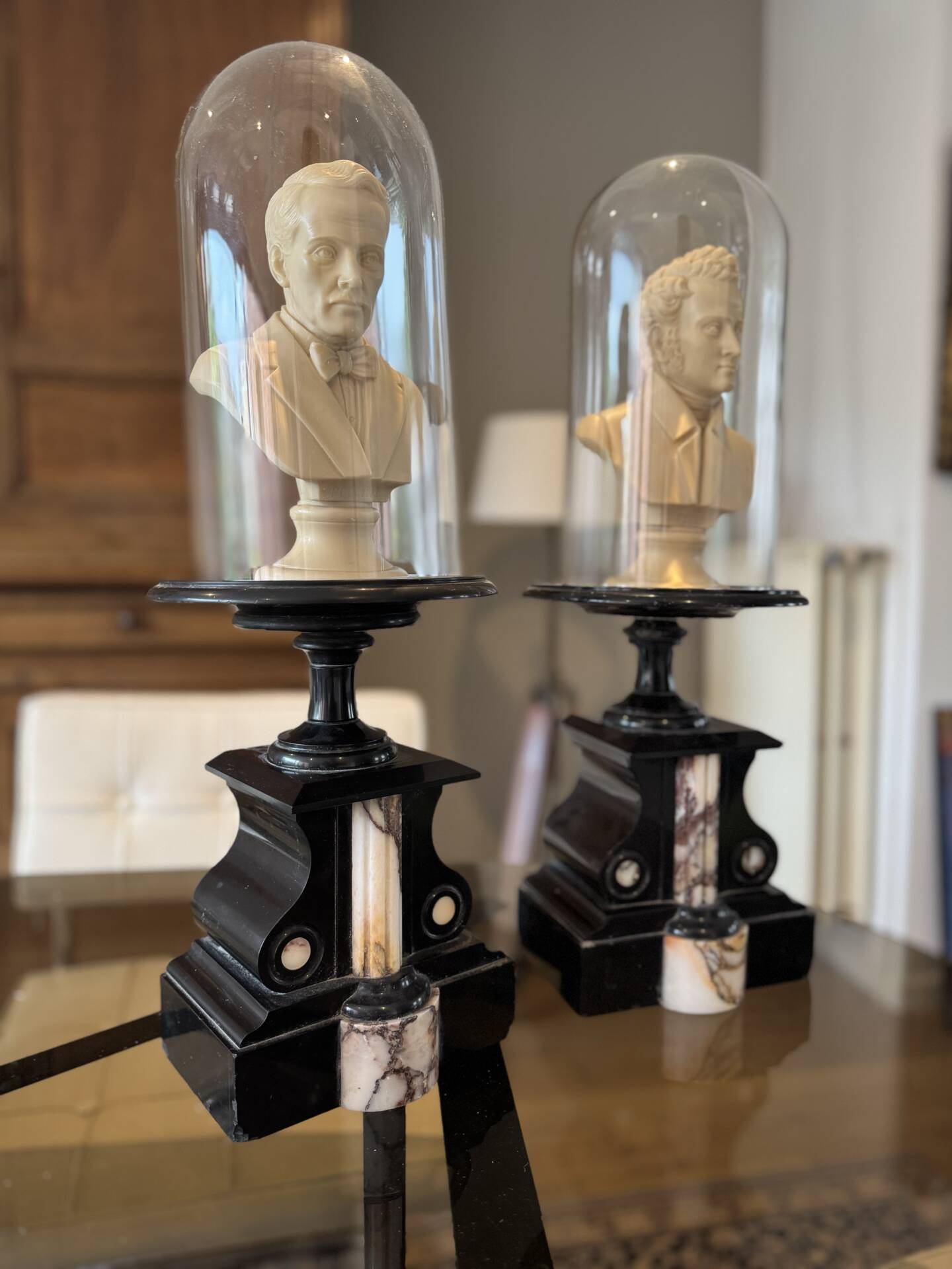 Paire de bustes Bellini et Puccini sous globe en verre.