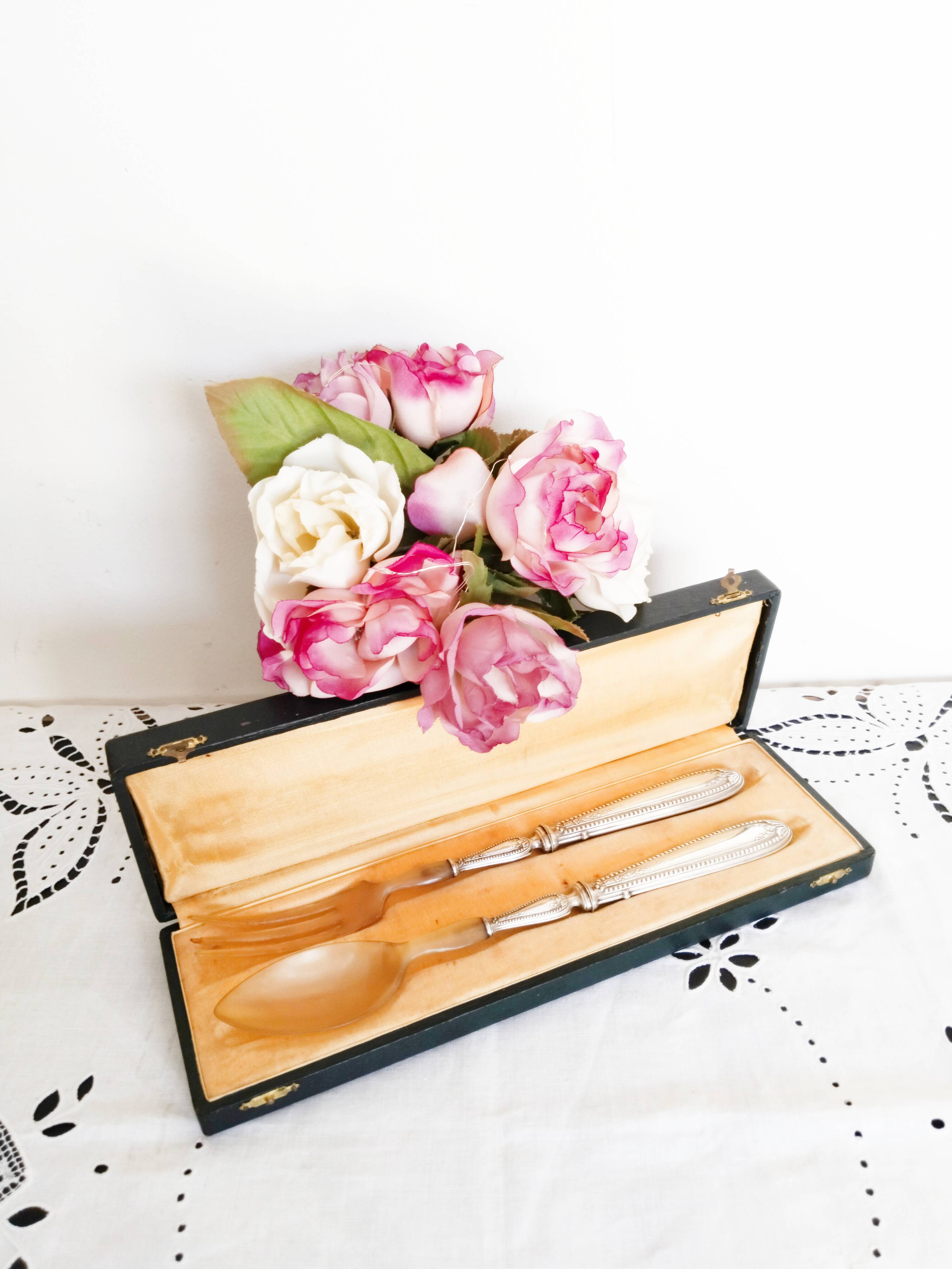 Salad servers in horn and silver metal