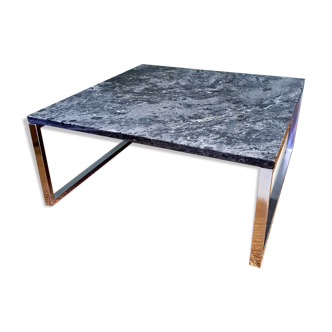 Table basse de conception carrée de cru avec le dessus de marbre.