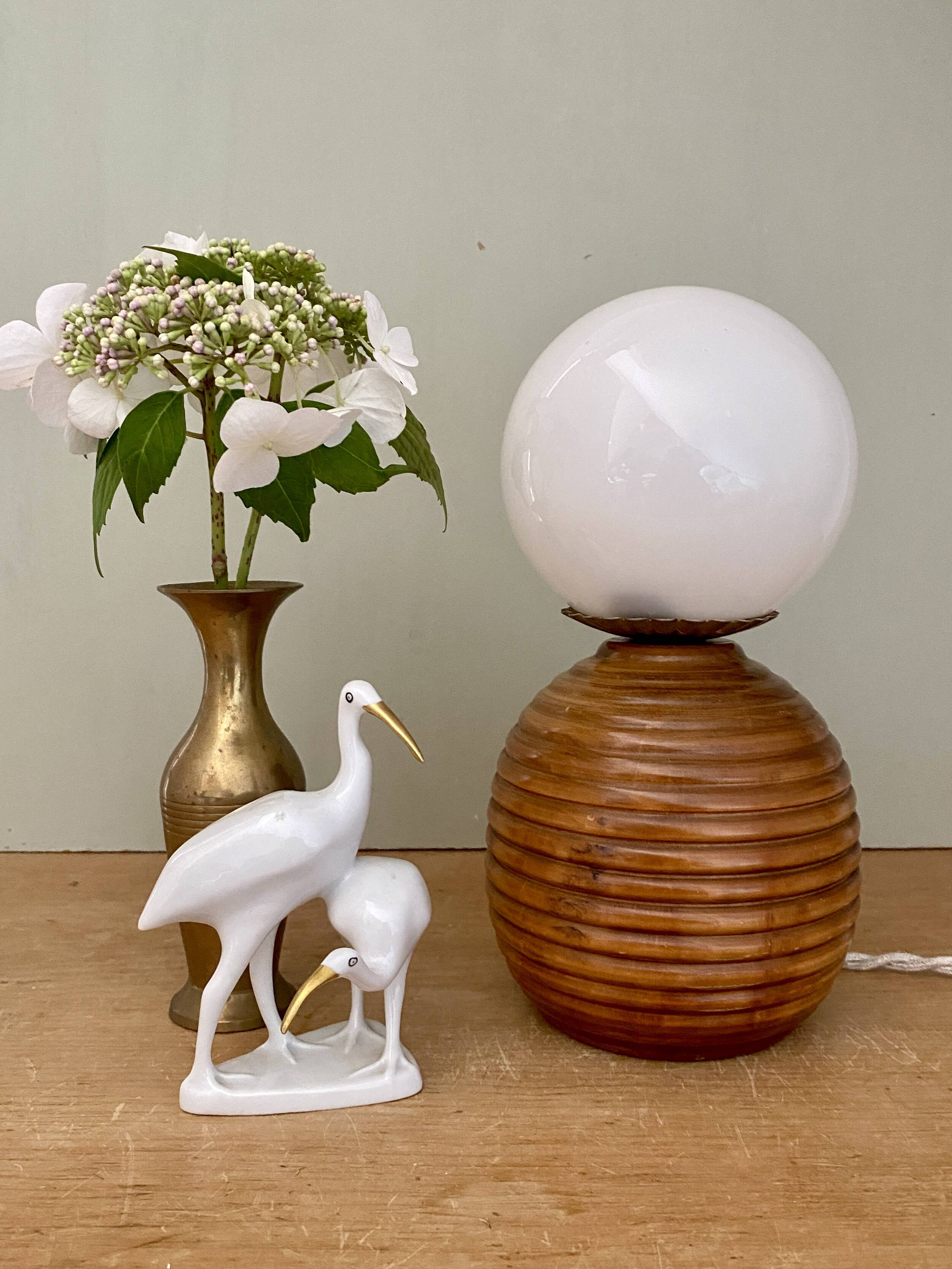 Lampe vintage opaline blanche et bois
