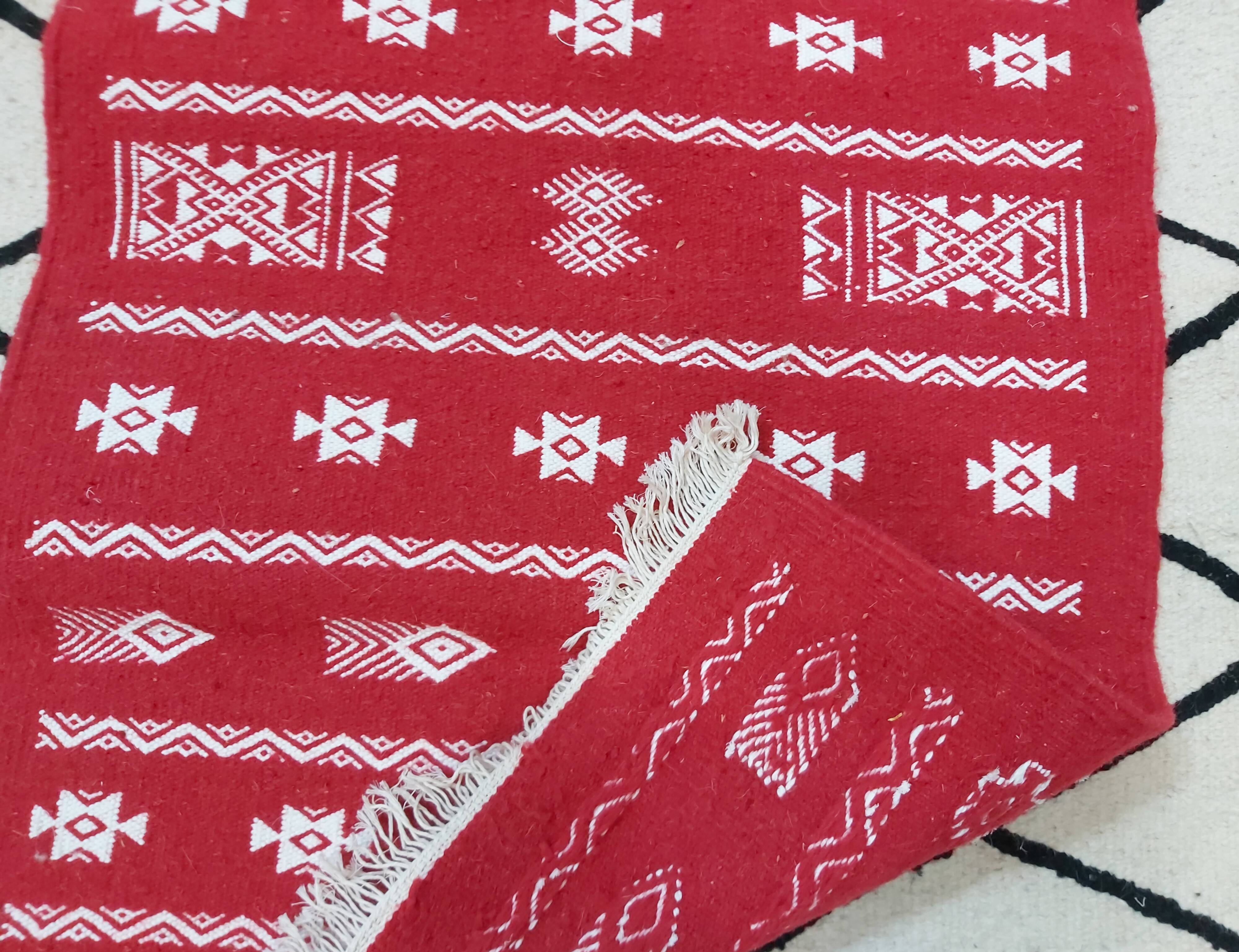 Tapis rouge et blanc fait main