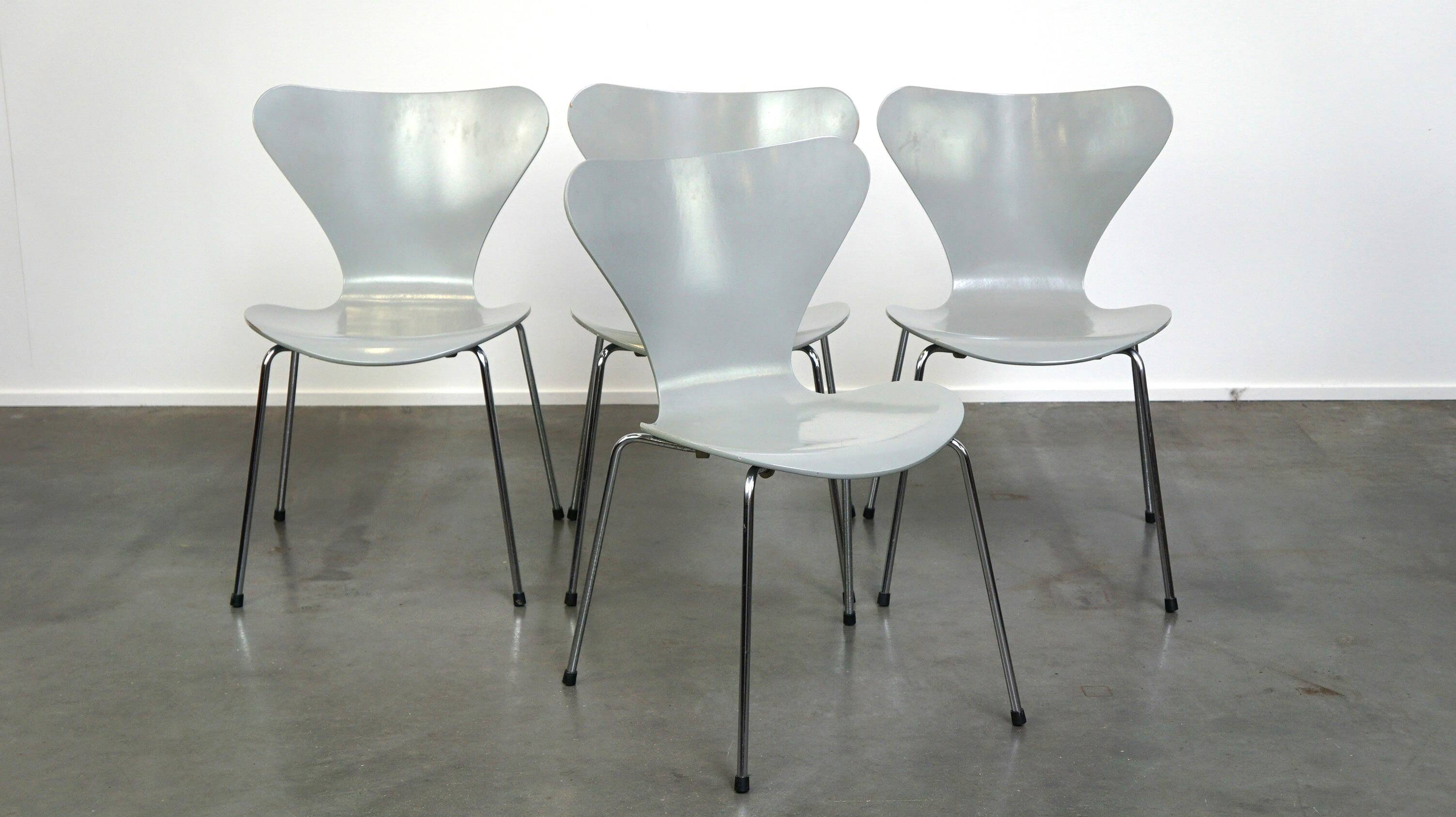 Set of 4 original grey Fritz Hansen butterfly chairs from 1984 Danish design