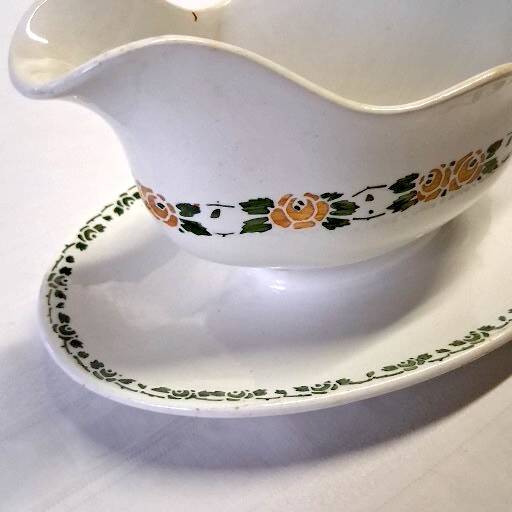 Very pretty gravy boat from Villeroy & Boch in good condition