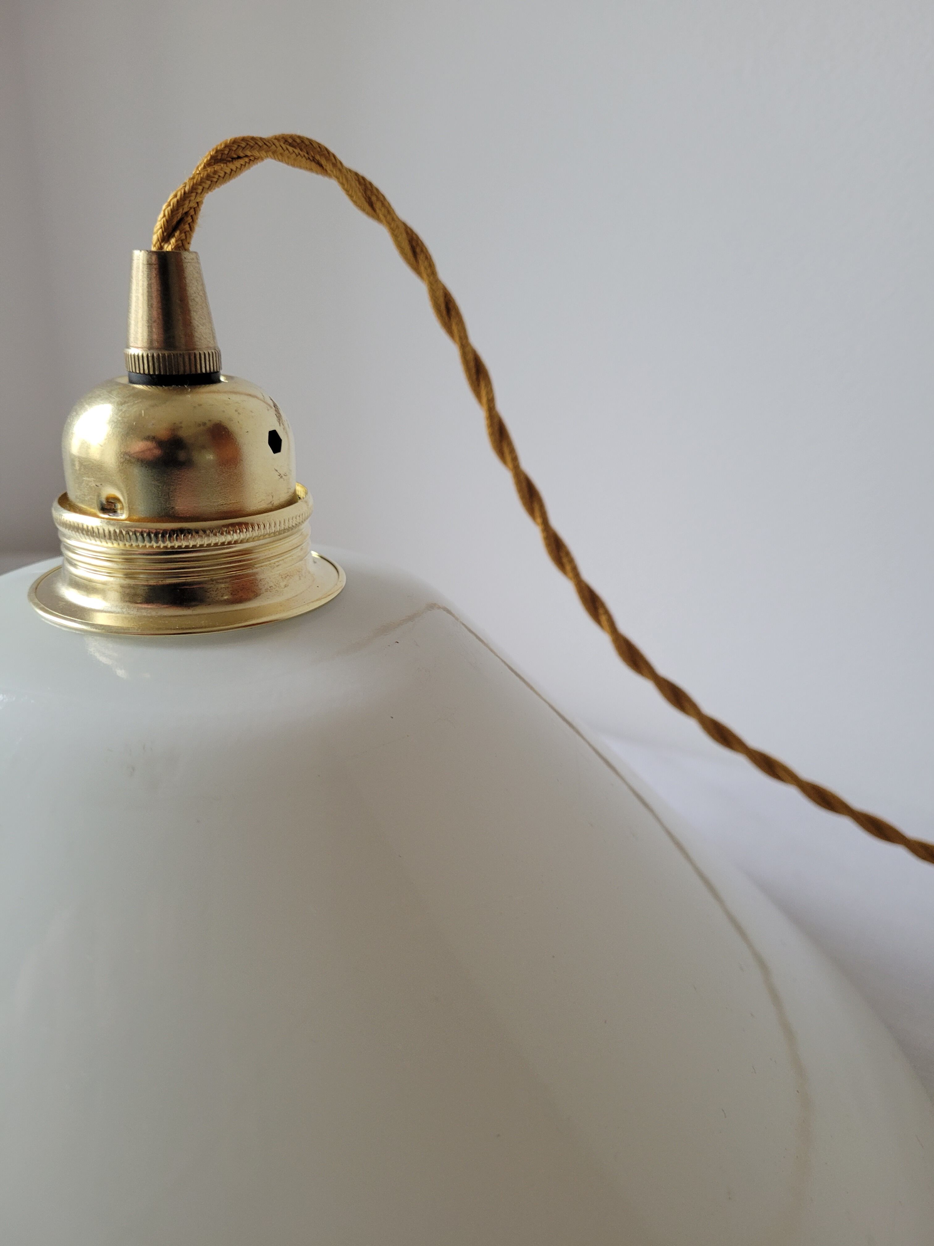 Conical suspension in white opaline