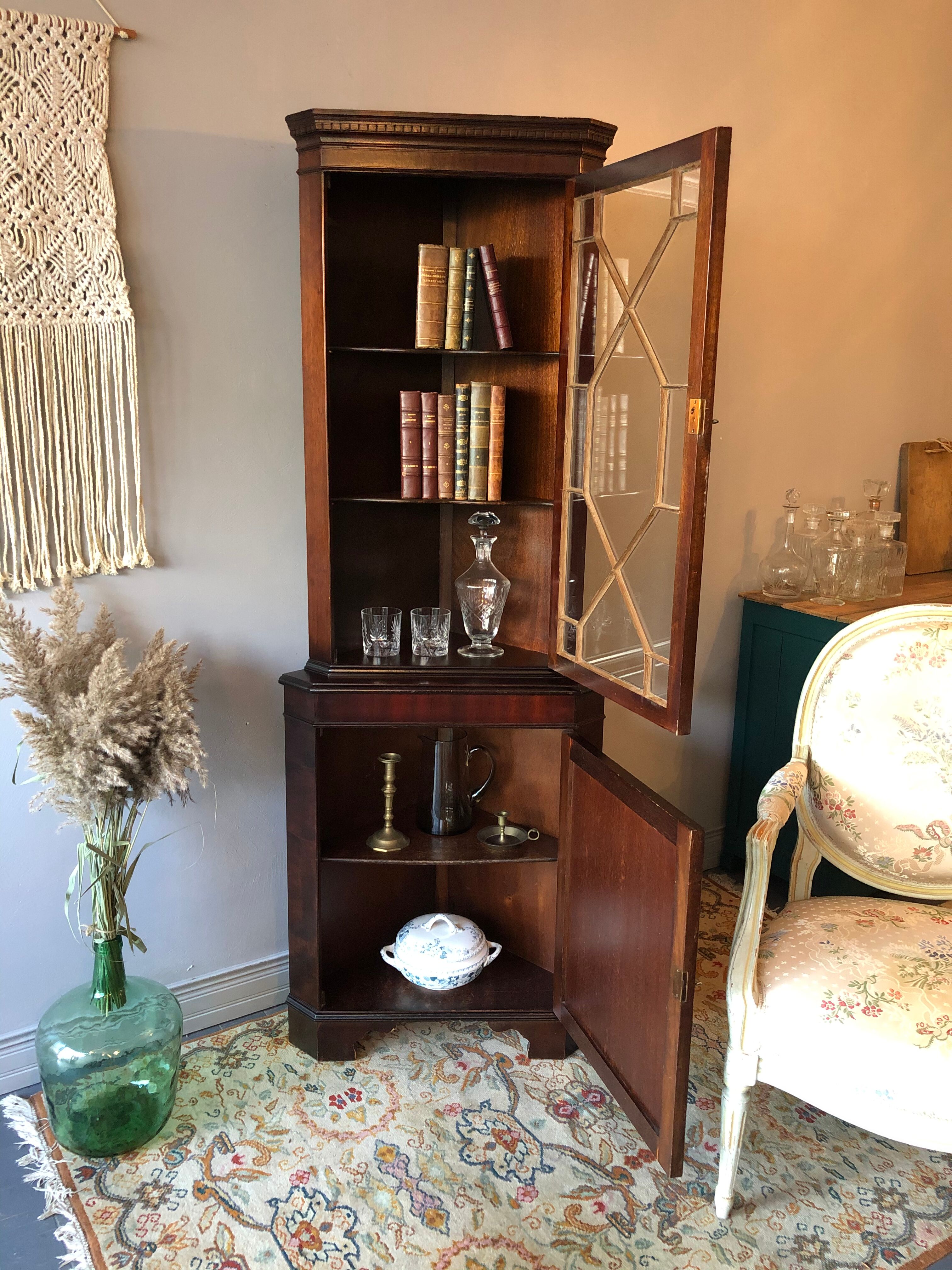 English-style corner library