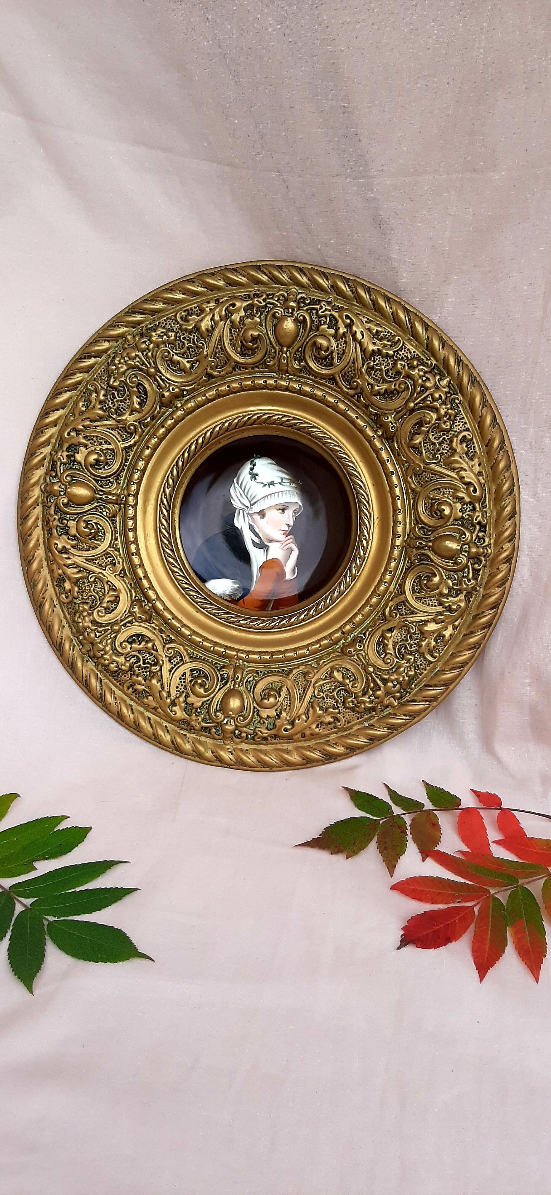 Brass wall decoration repelled hand-painted portrait