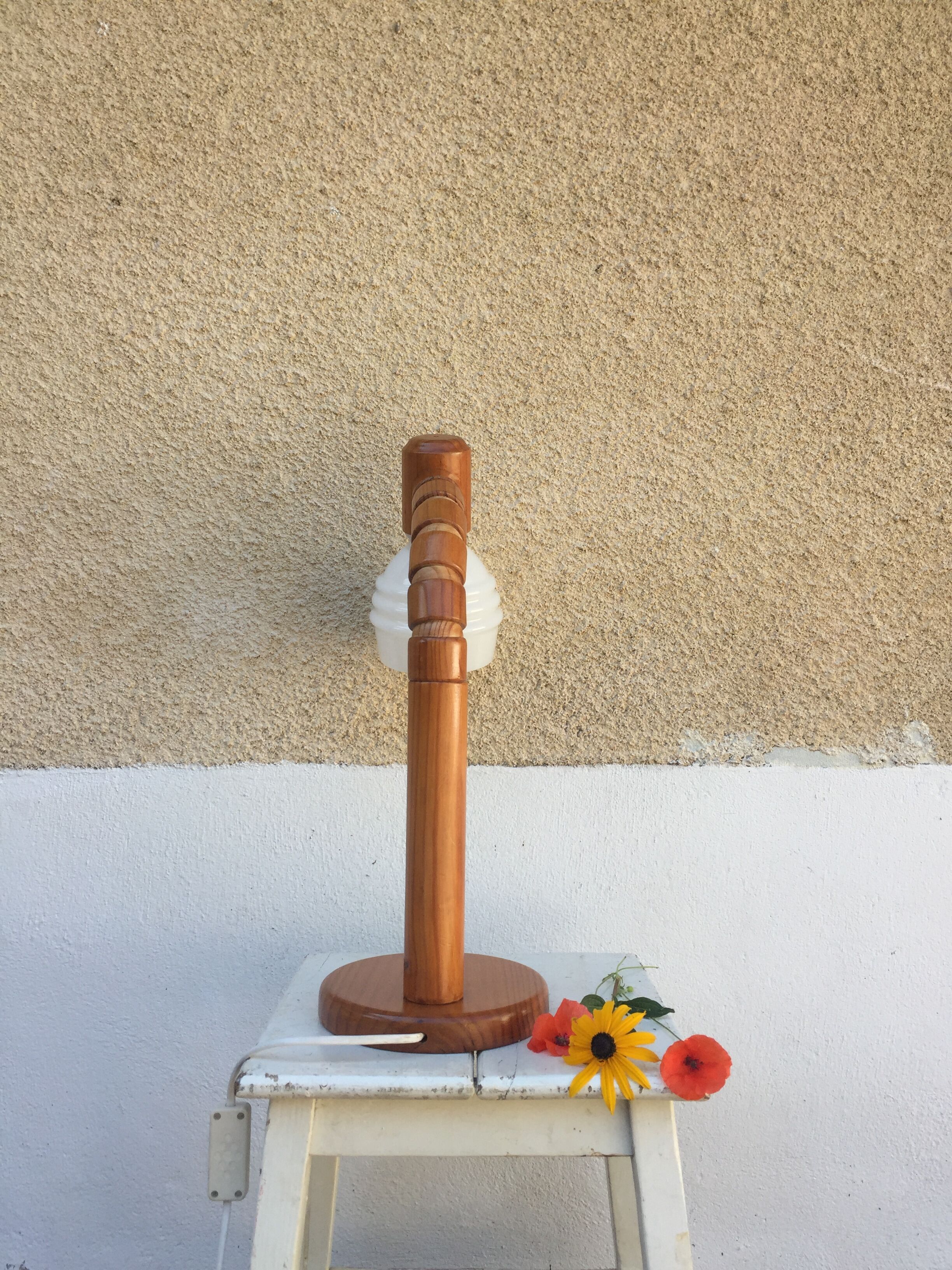 Articulated lamp in pine and opaline