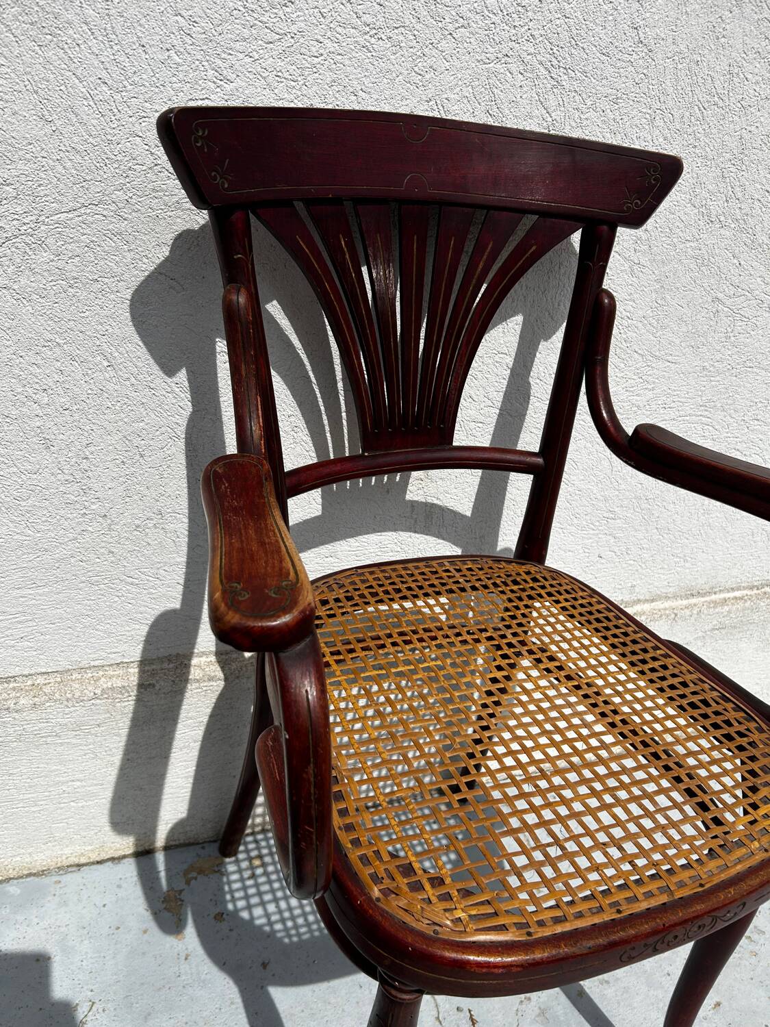 Fauteuil Thonet Vienne estampillé, bois cintré et cannage – circa 1900