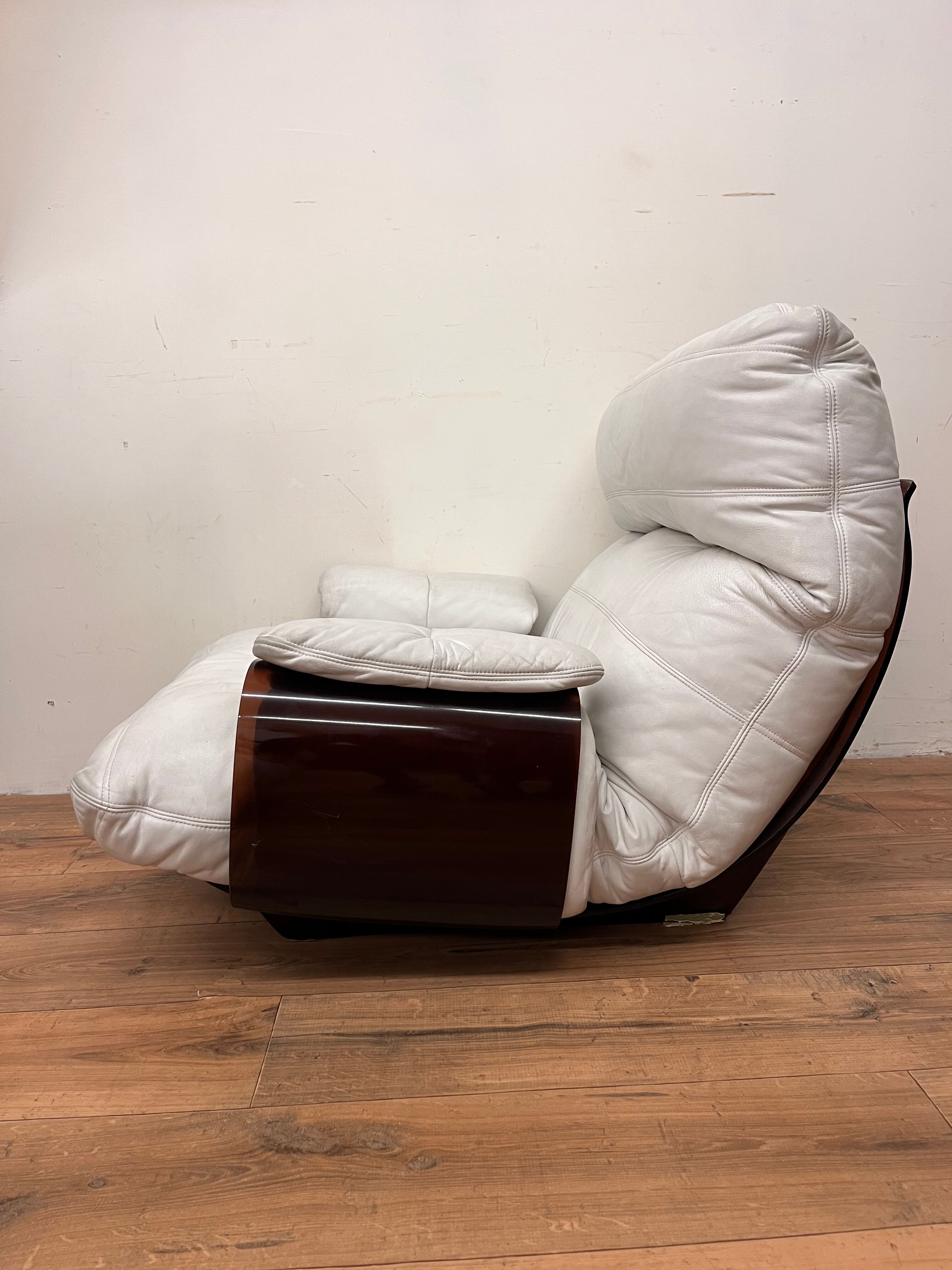 Armchair and ottoman Marsala in white leather by Michel Ducaroy for Ligne Roset