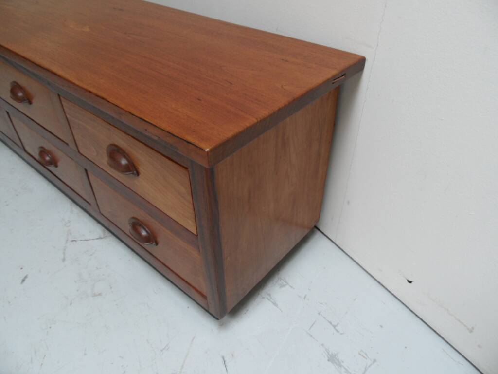Buffet vintage avec tiroirs