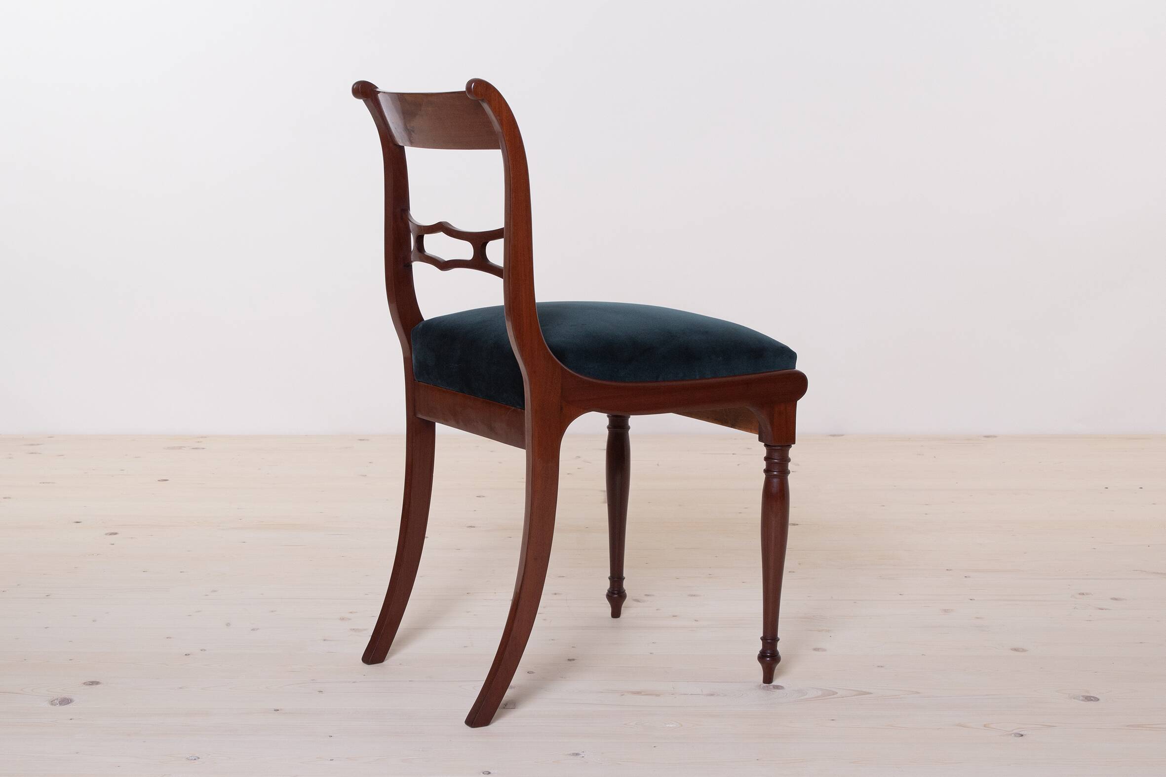 Biedermeier dining set, round table and four chairs, 19th century