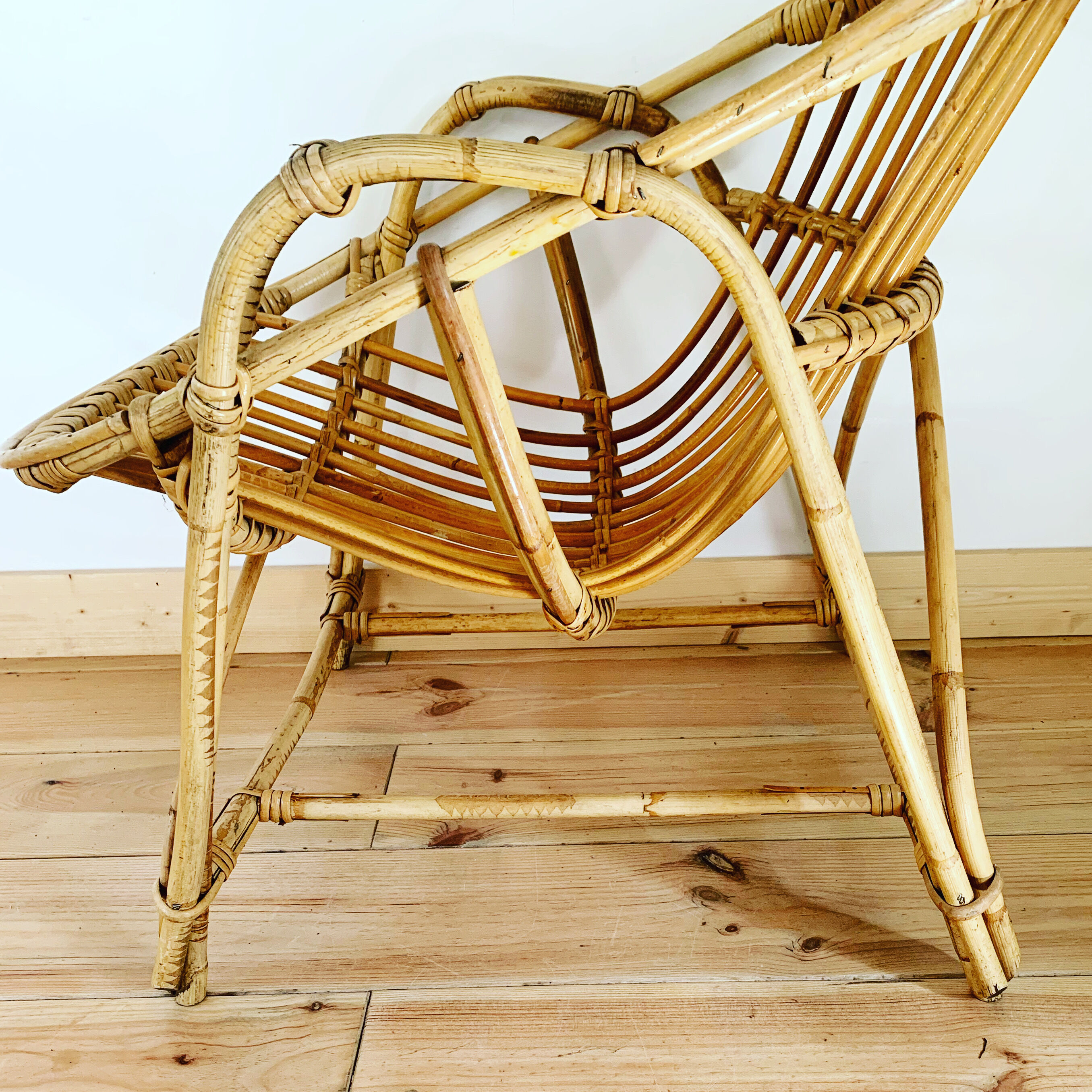 Shell armchair of the 50s in rattan