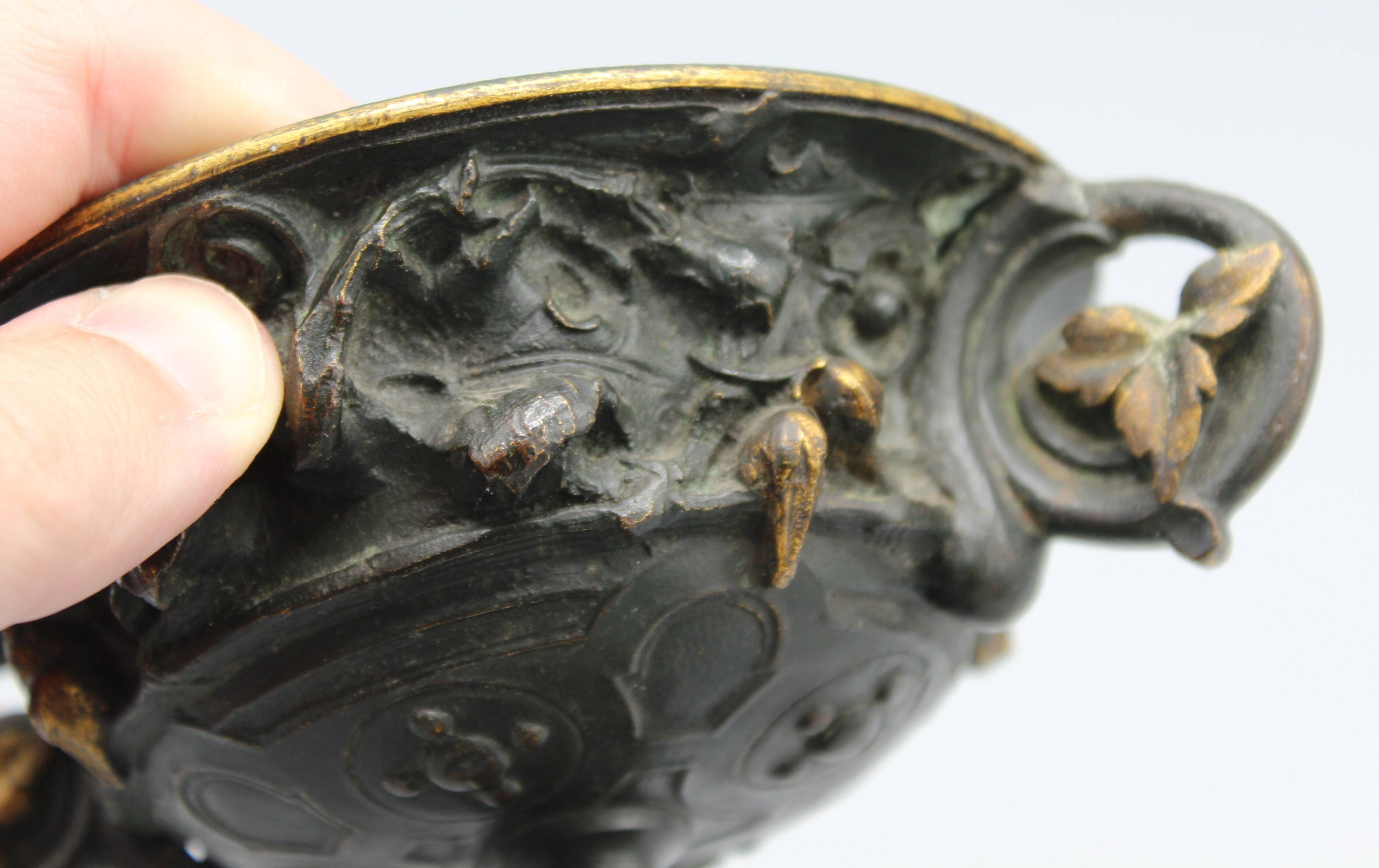 Bronze pedestal bowl with leaf decoration
