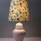 Lampe vintage en céramique blanche avec abat-jour citron, sur mesure