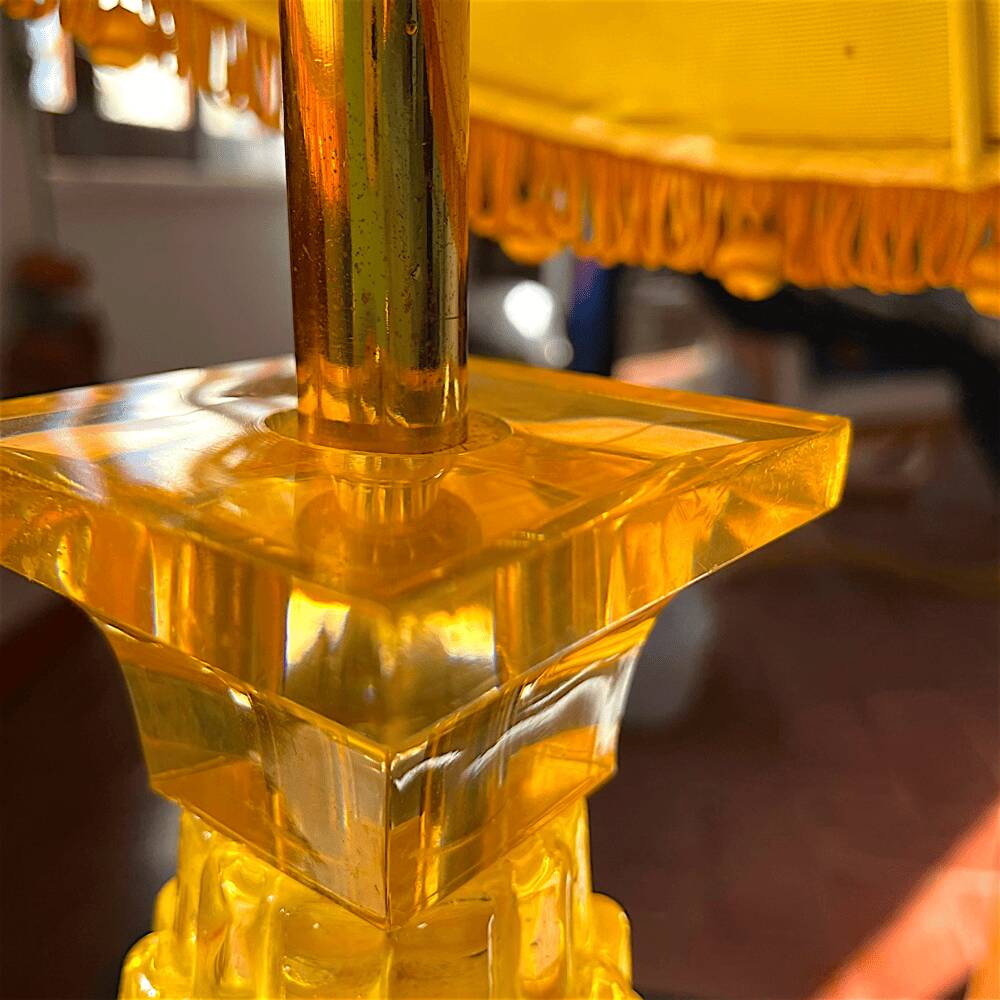 Lampe de table Hollywood Regency avec base en lucite