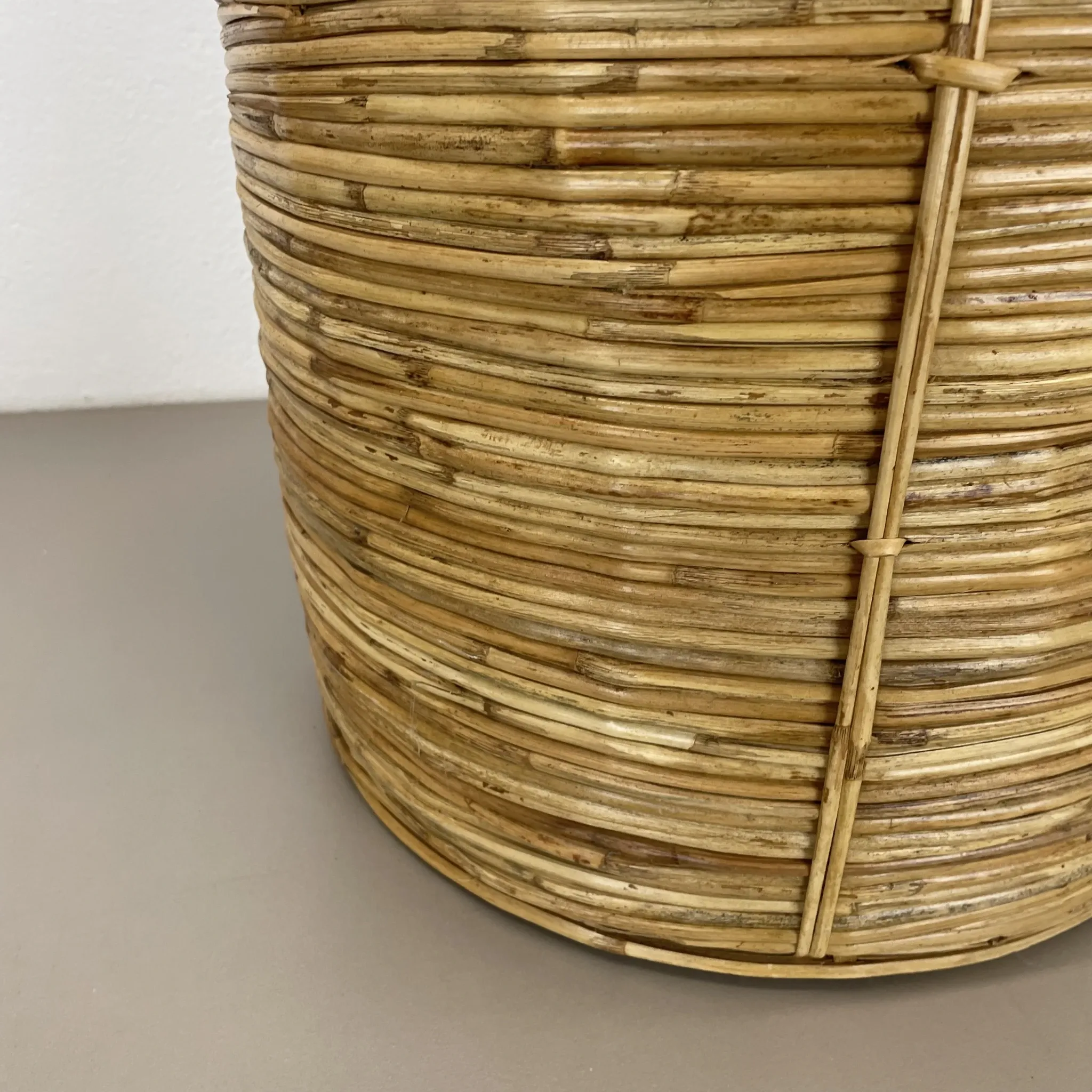 xl 31 cm, rare rattan and brass waste basket in the Crespi-Albini style, Italy 1970
