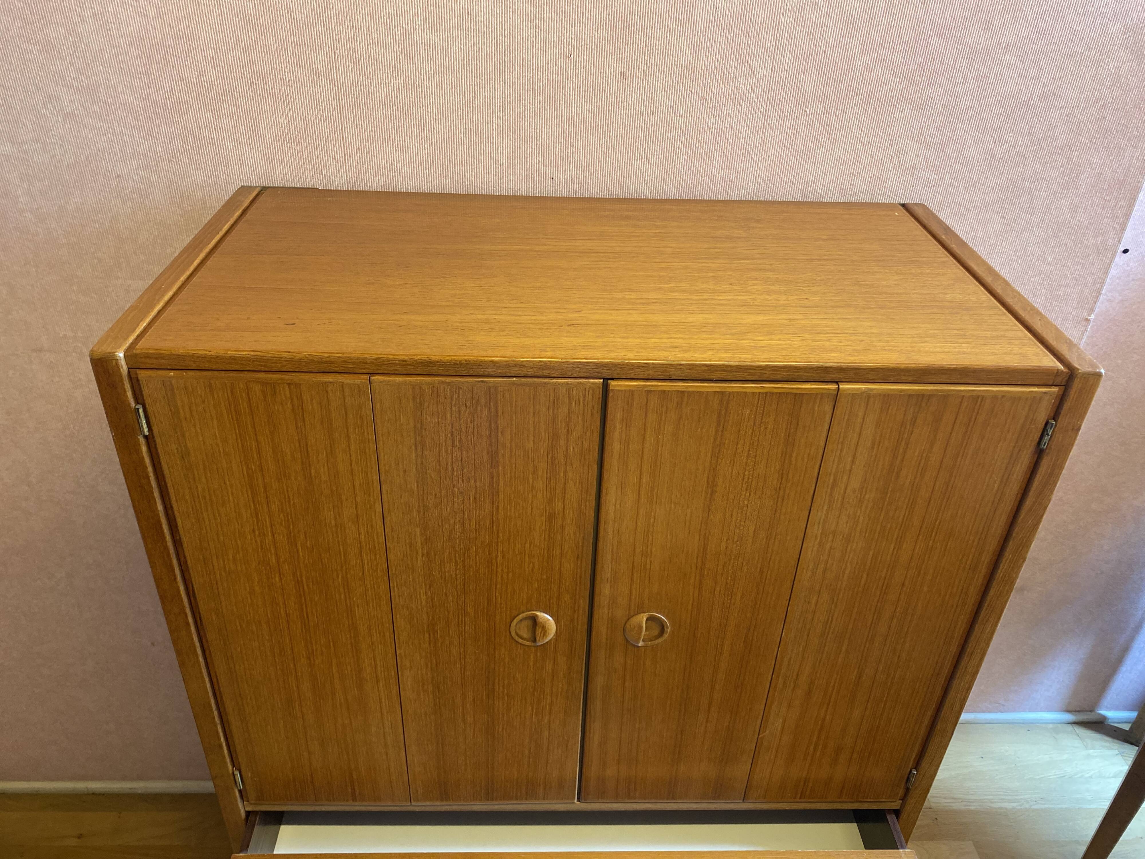 TV stand from the 50s, 2 drawer, 2 accordion doors. Perfect condition.