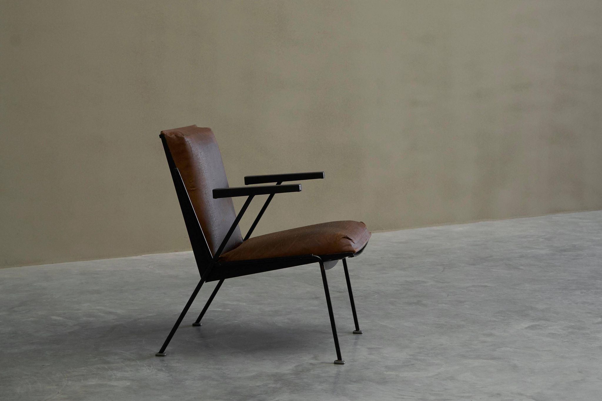 Modernist Dutch lounge chair in enamelled steel and leather from the 1950s.