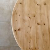 Round table foot spindles