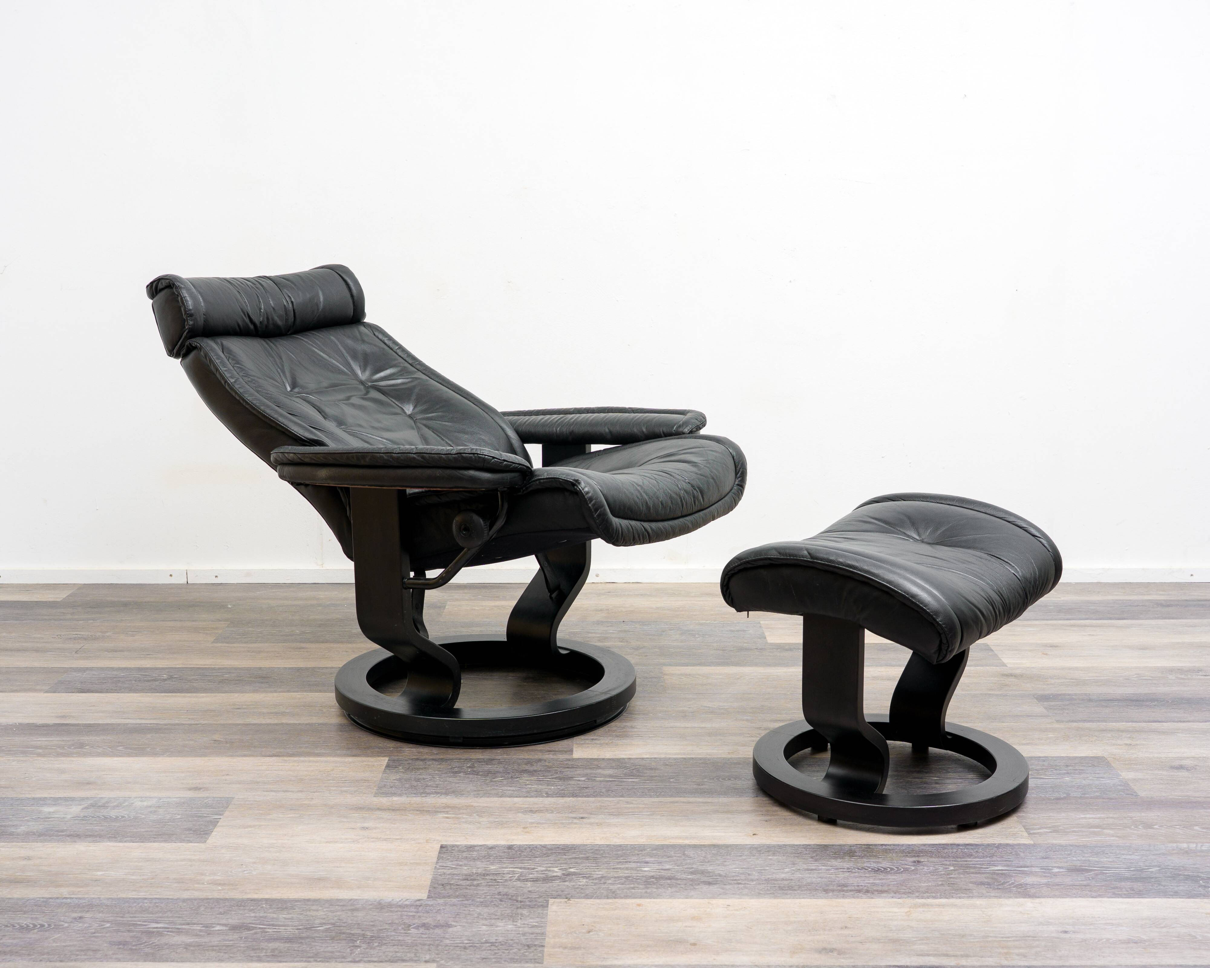 Scandinavian reclining armchair with footrest, stressless