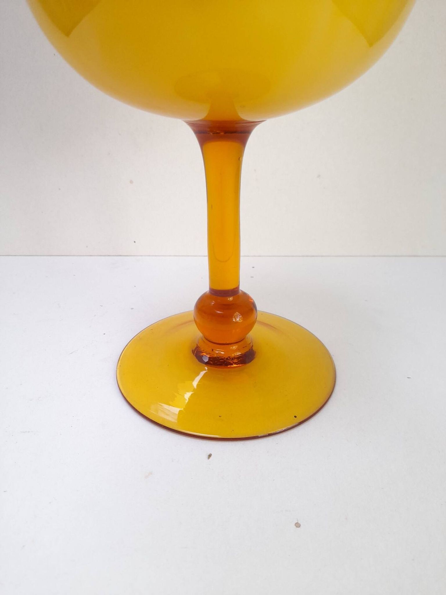 Grand vase sur pied en opaline jaune