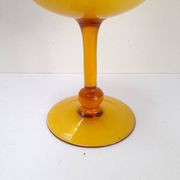 Grand vase sur pied en opaline jaune
