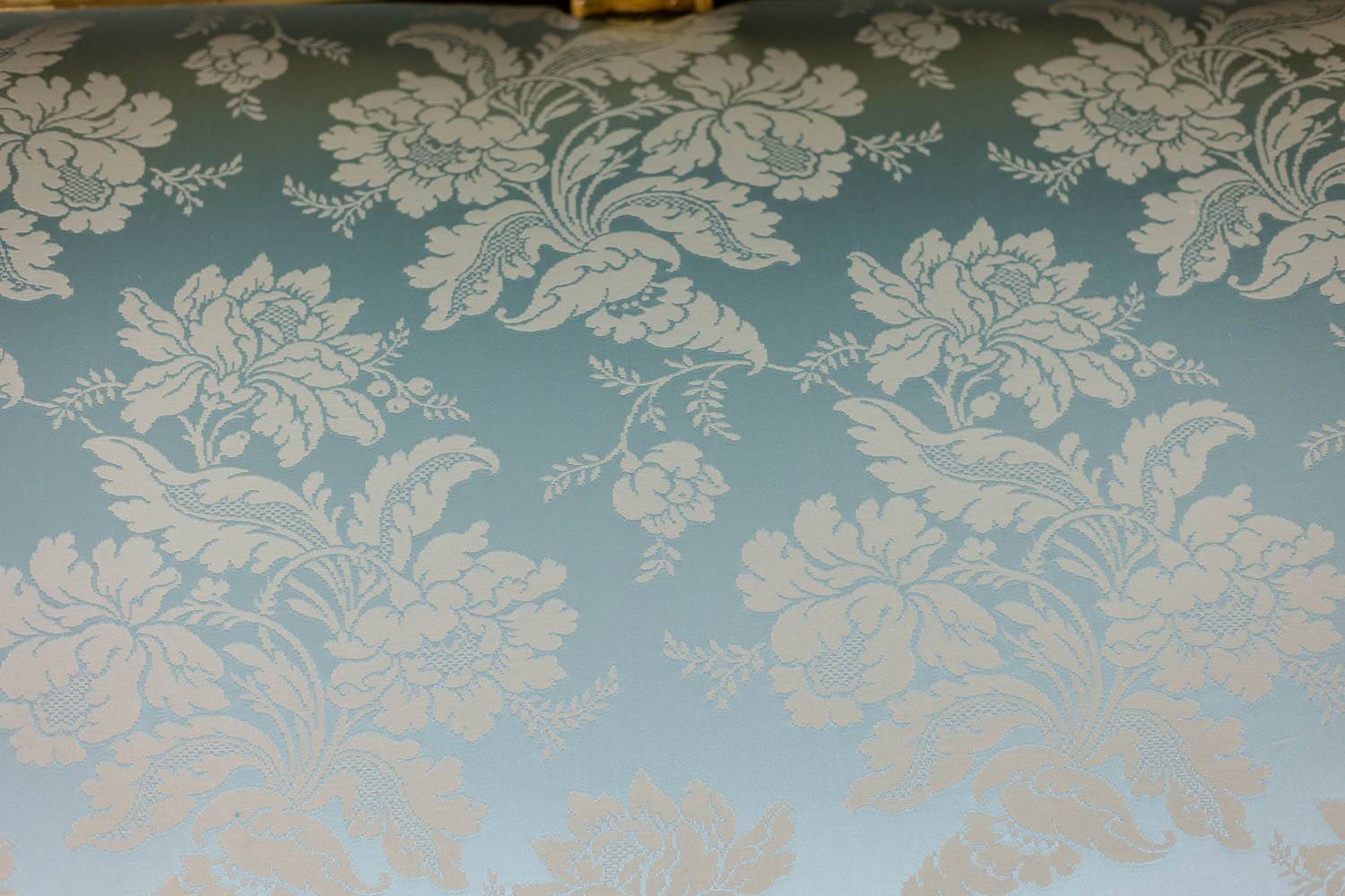 Salon de style Louis XV à chassis en bois doré. Circa 1880.