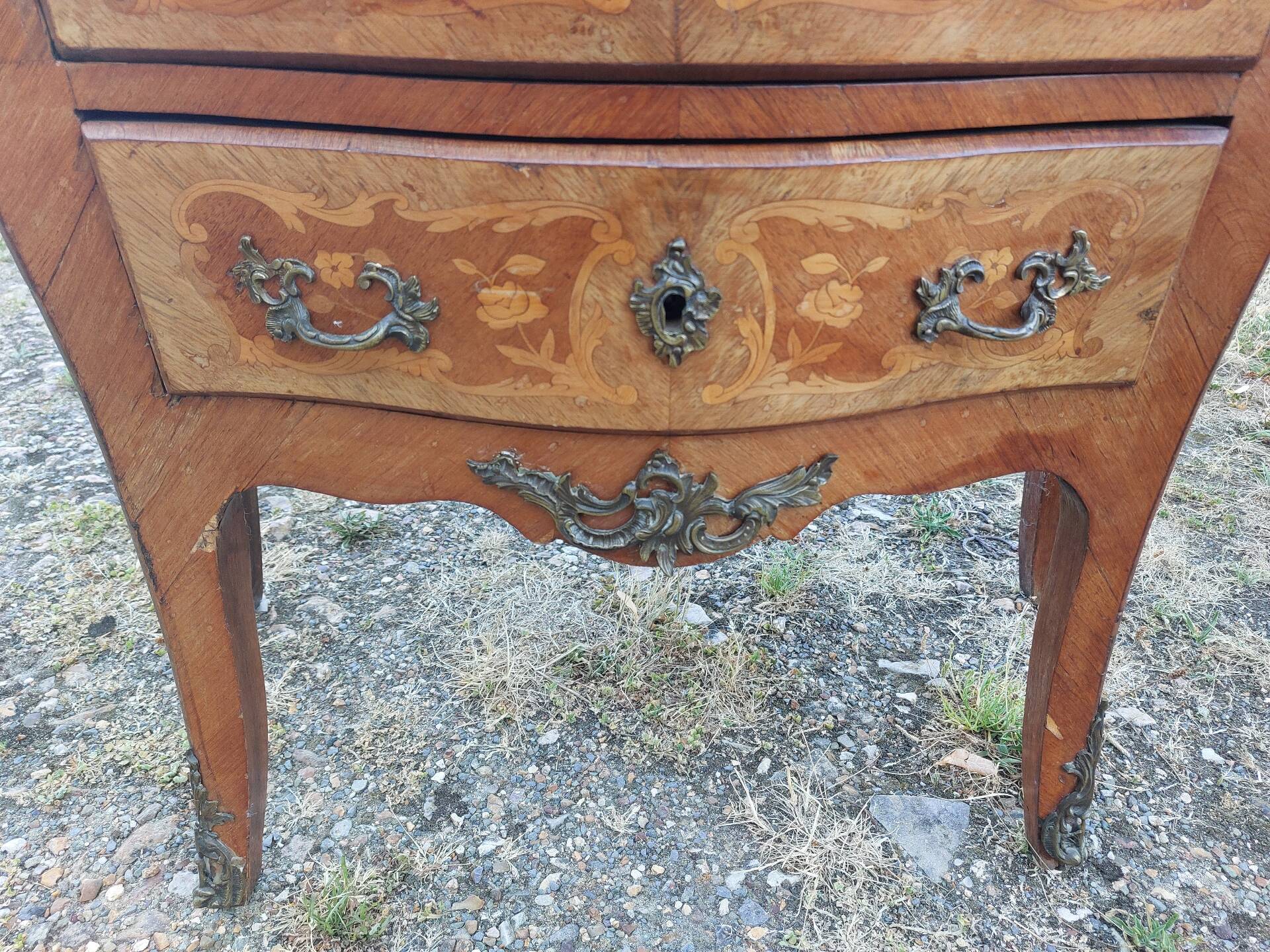 Curved commode in rosewood, Louis XV style.