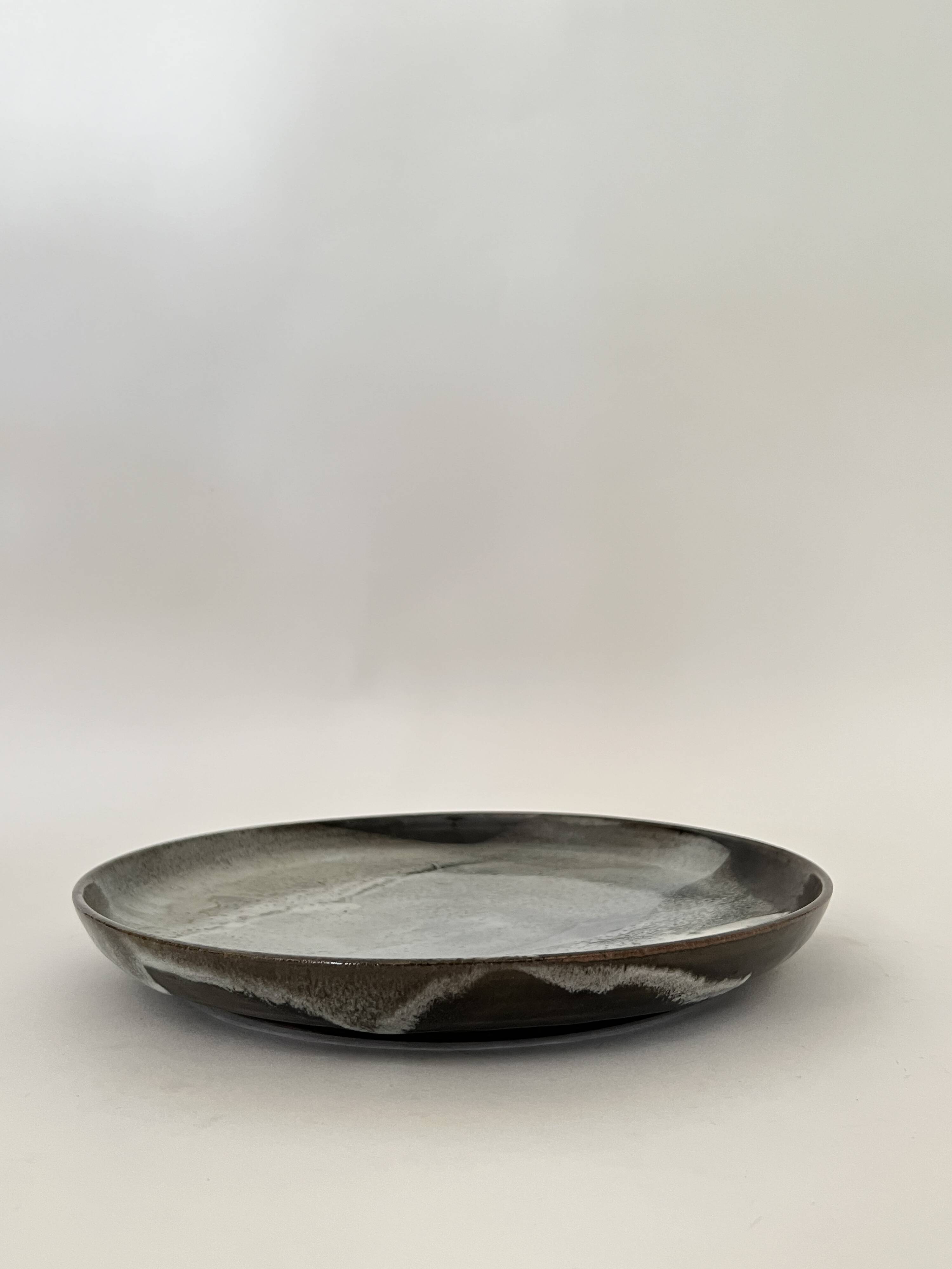 Grand plat en céramique émaillée fait main et signé PM, France 1970